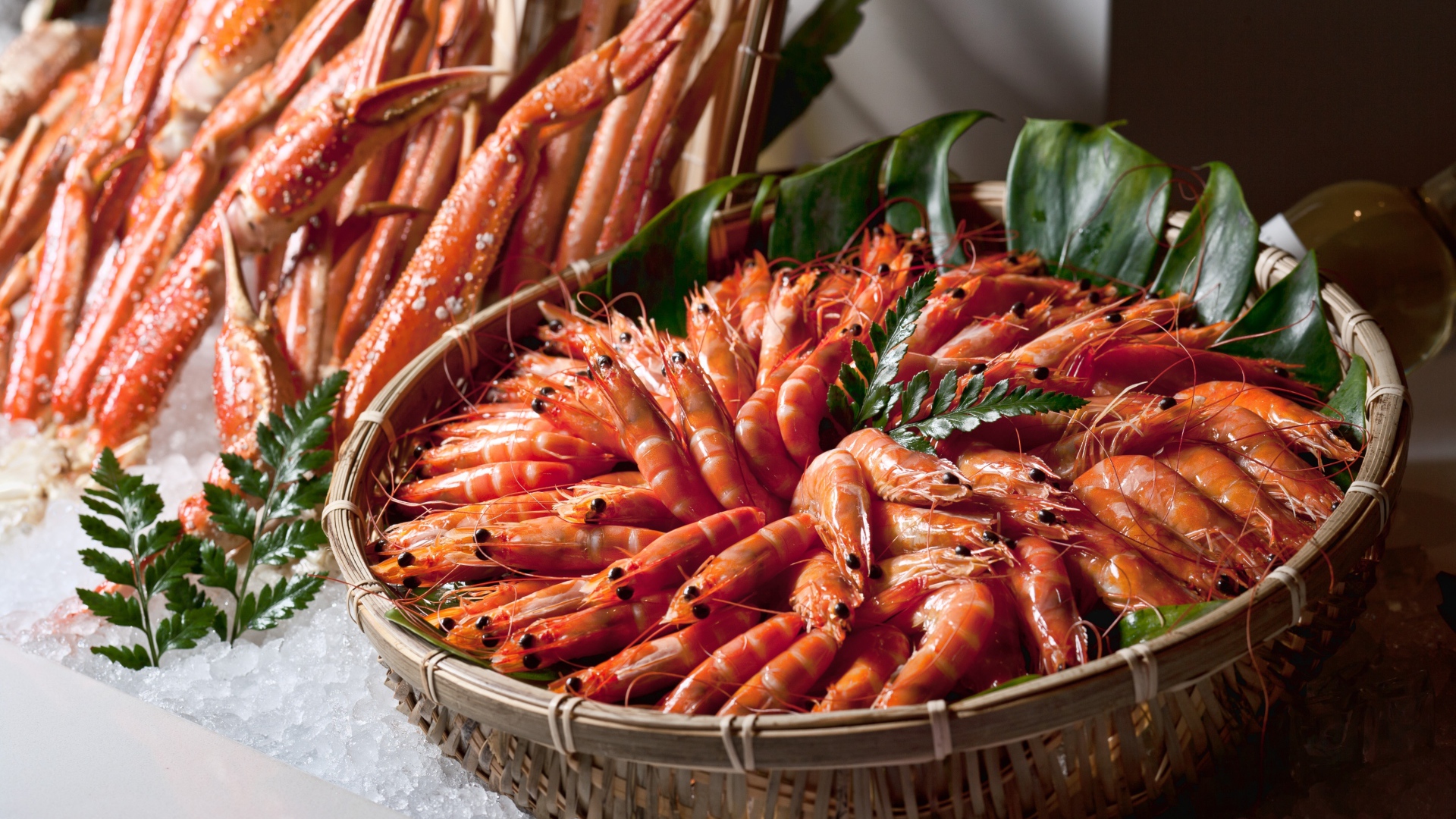 Вареные креветки лежат в корзине на столе крабами