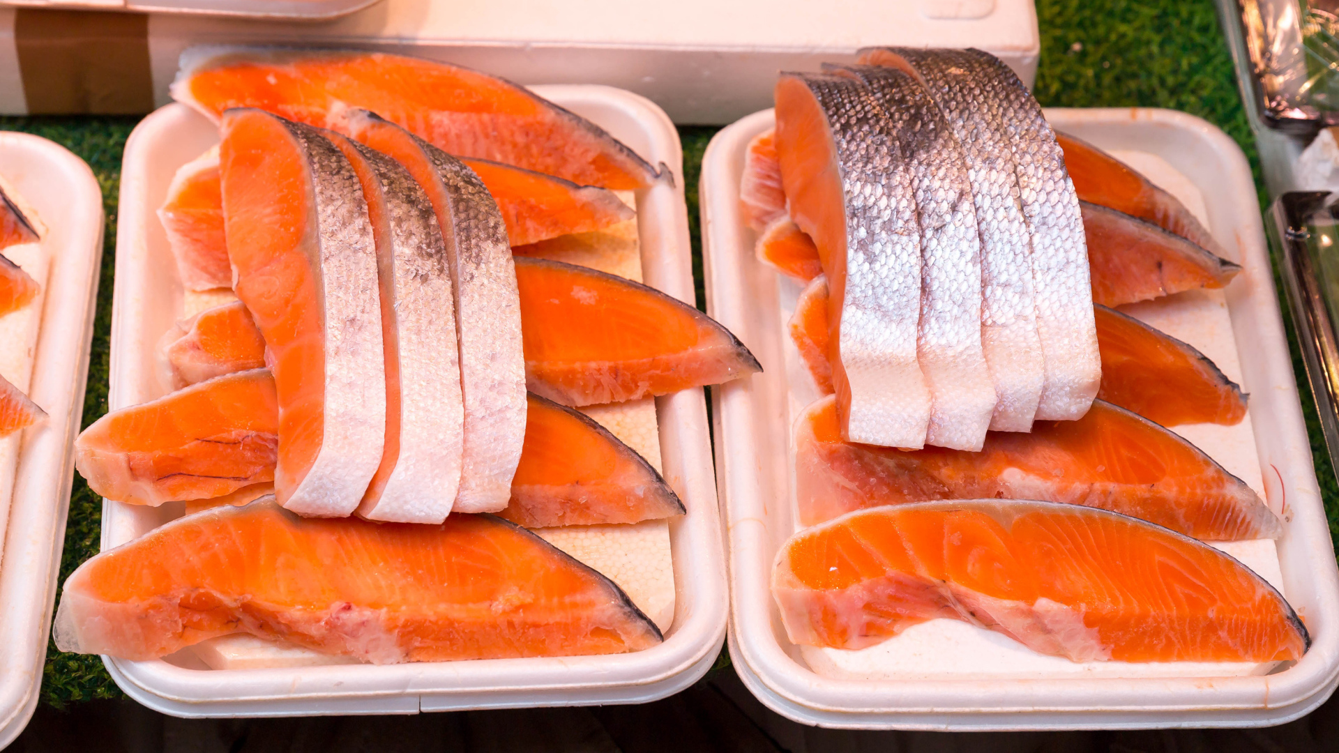 Филе свежей форели в лотках