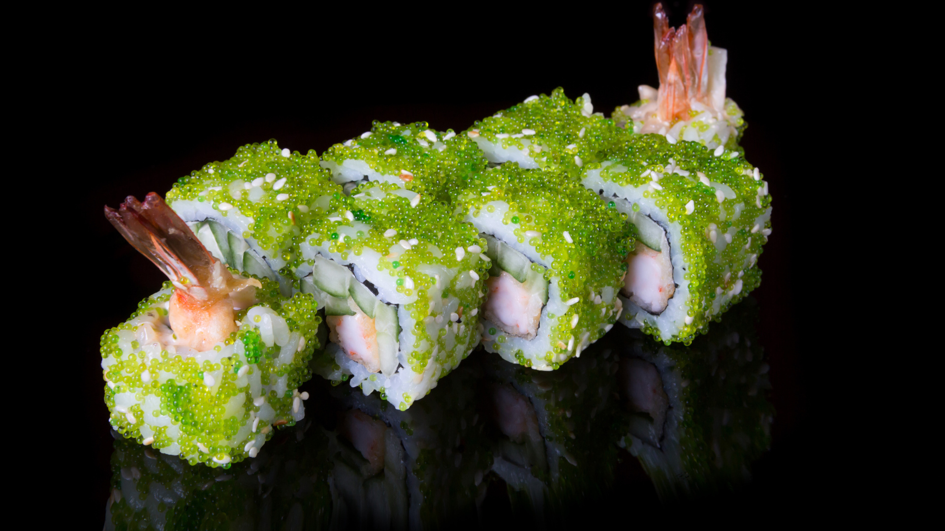 Суши с икрой и креветками на черном фоне