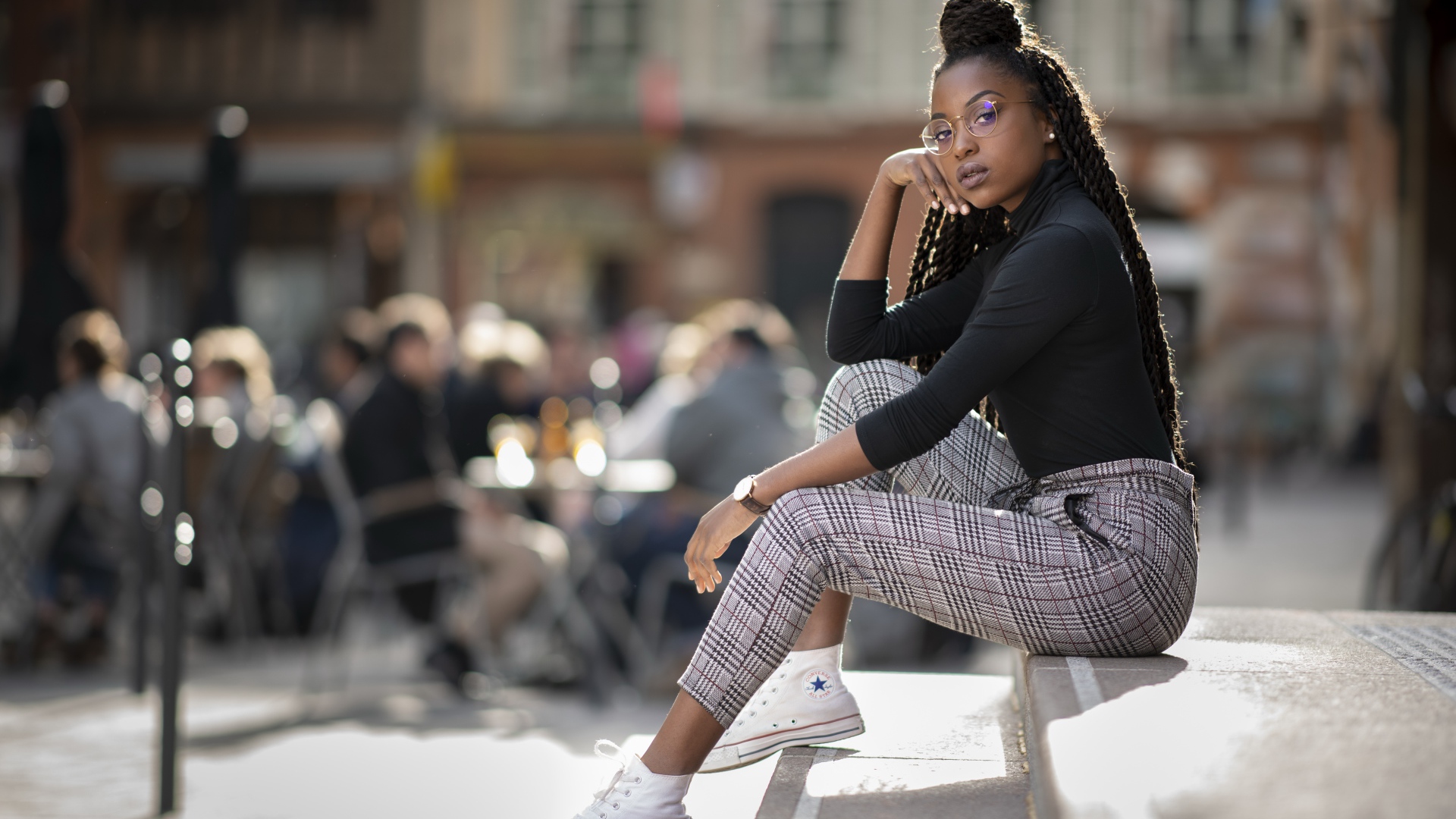 Красивая темнокожая девушка сидит на ступеньках