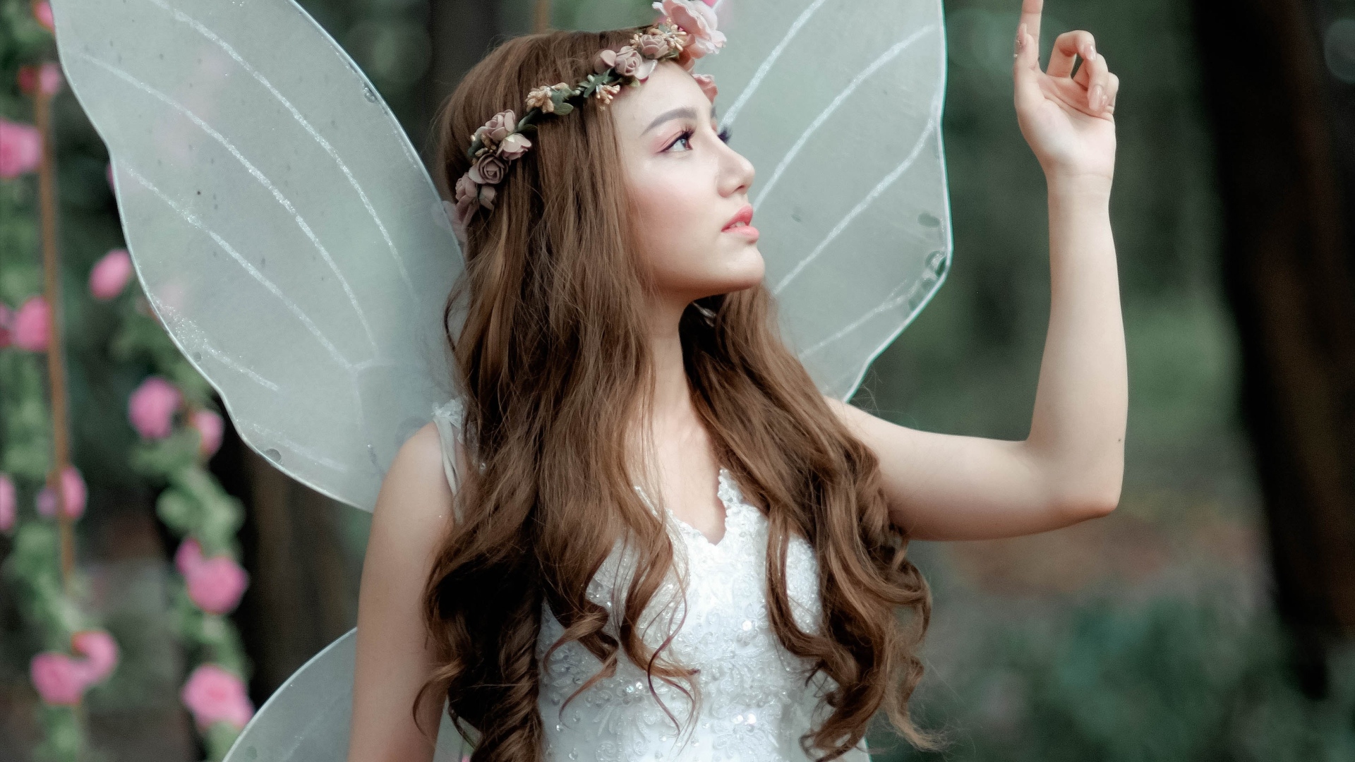 Девушка азиатка в костюме эльфа