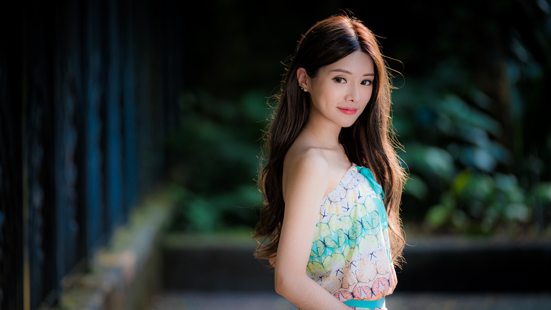 Красивая девушка азиатка с милой улыбкой