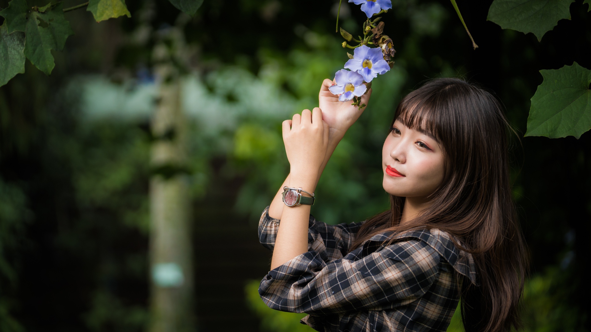 Красивая девушка азиатка с цветами