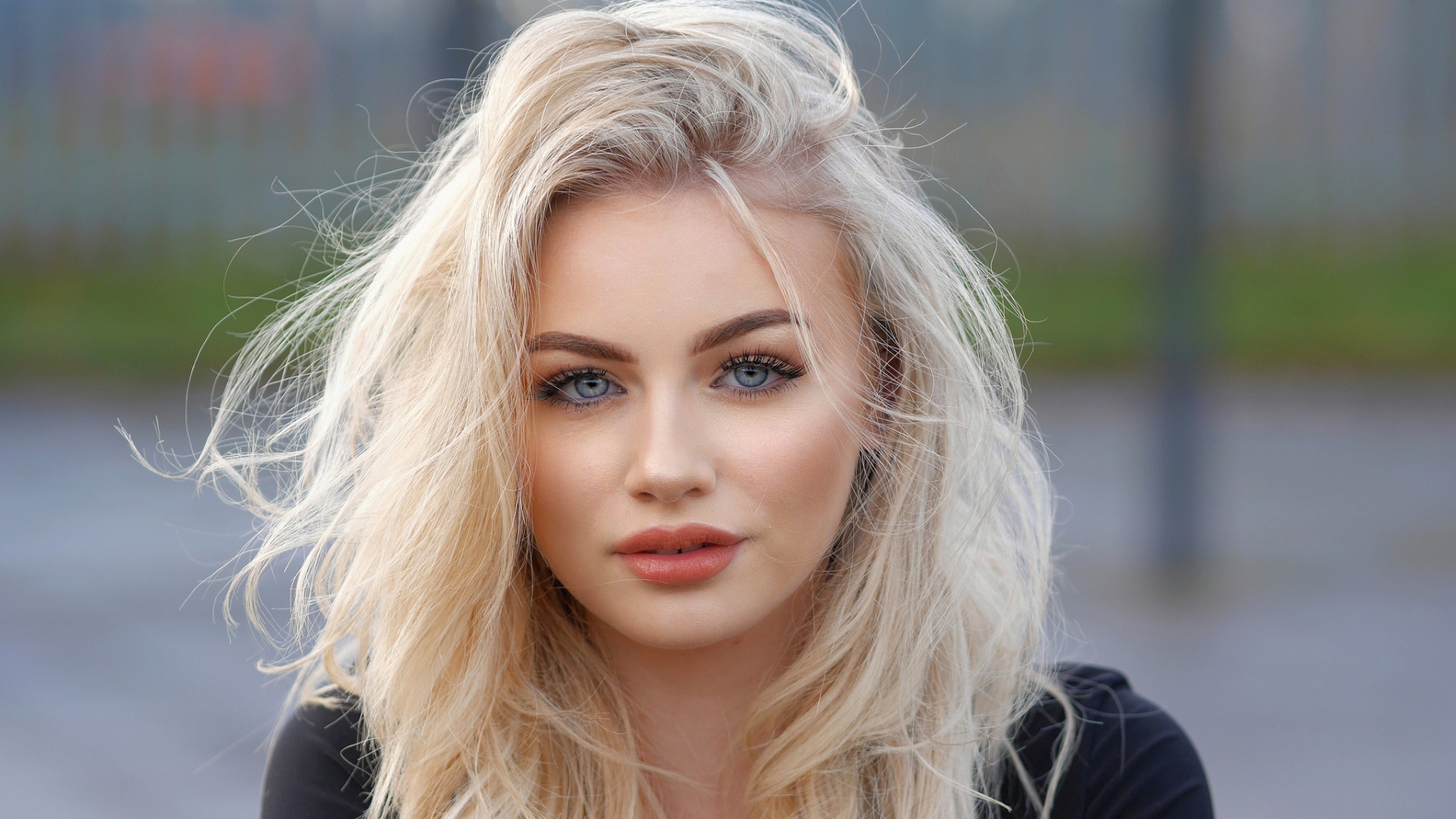 Красивая голубоглазая блондинка лицо крупным планом
