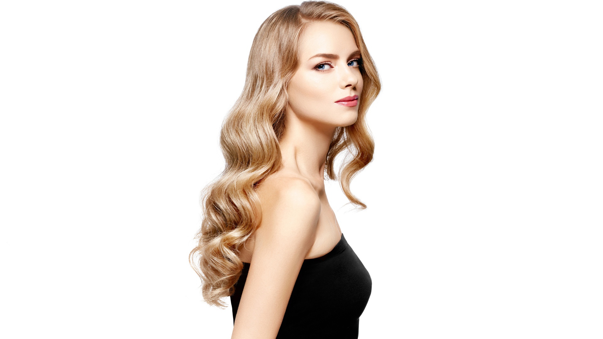 Красивая голубоглазая блондинка в черном наряде на белом фоне