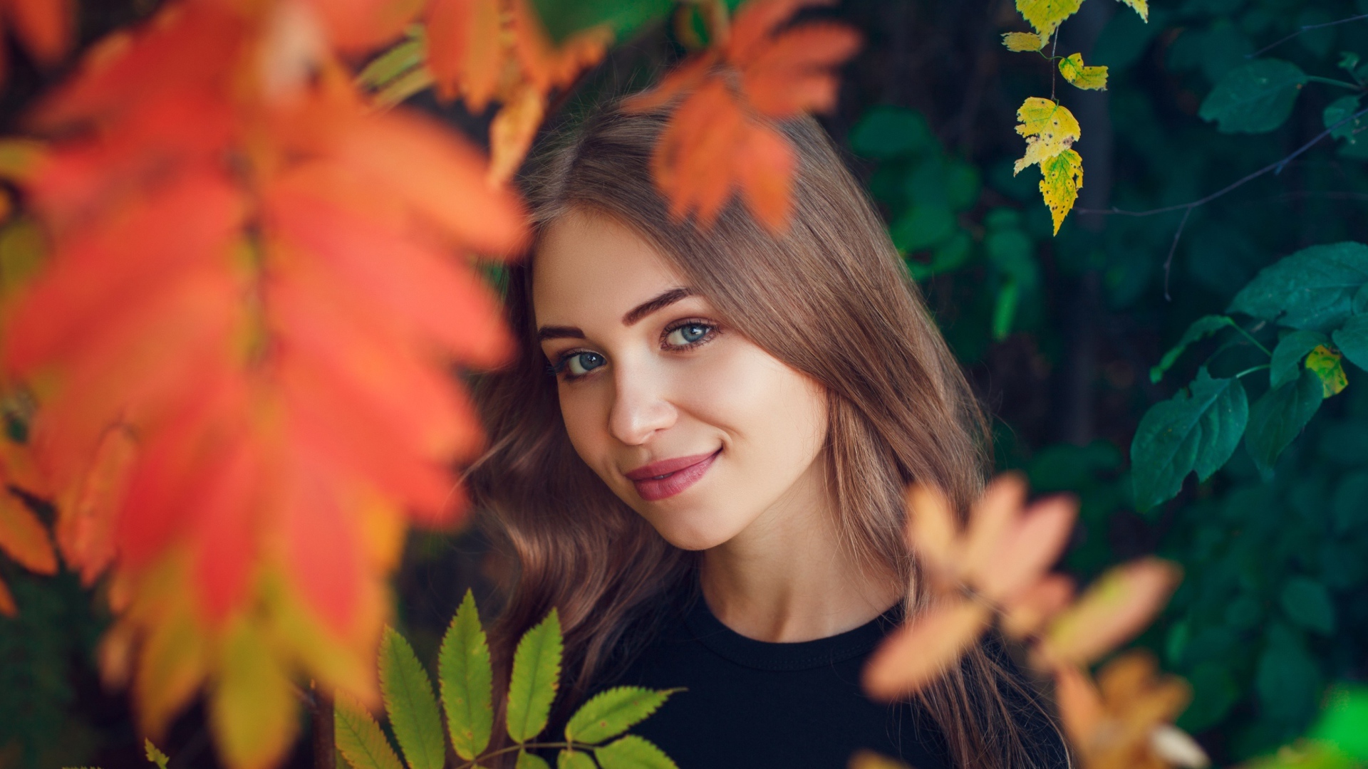 Красивая голубоглазая шатенка в листве