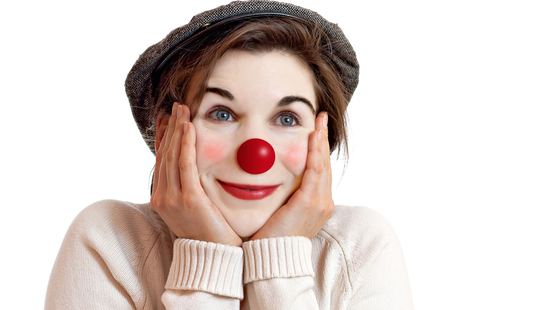 Красивая голубоглазая девушка в кепке с носом клоуна на белом фоне