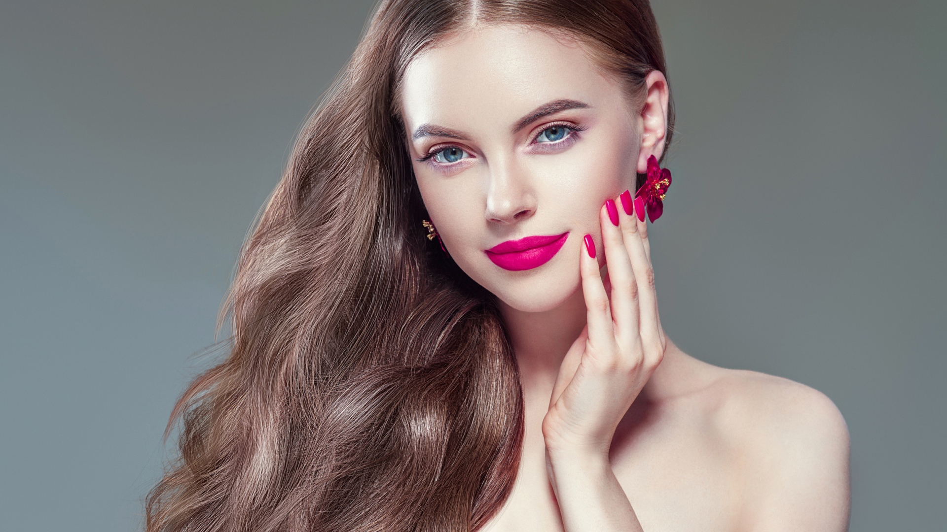 Красивая голубоглазая длинноволосая девушка с ярким макияжем 