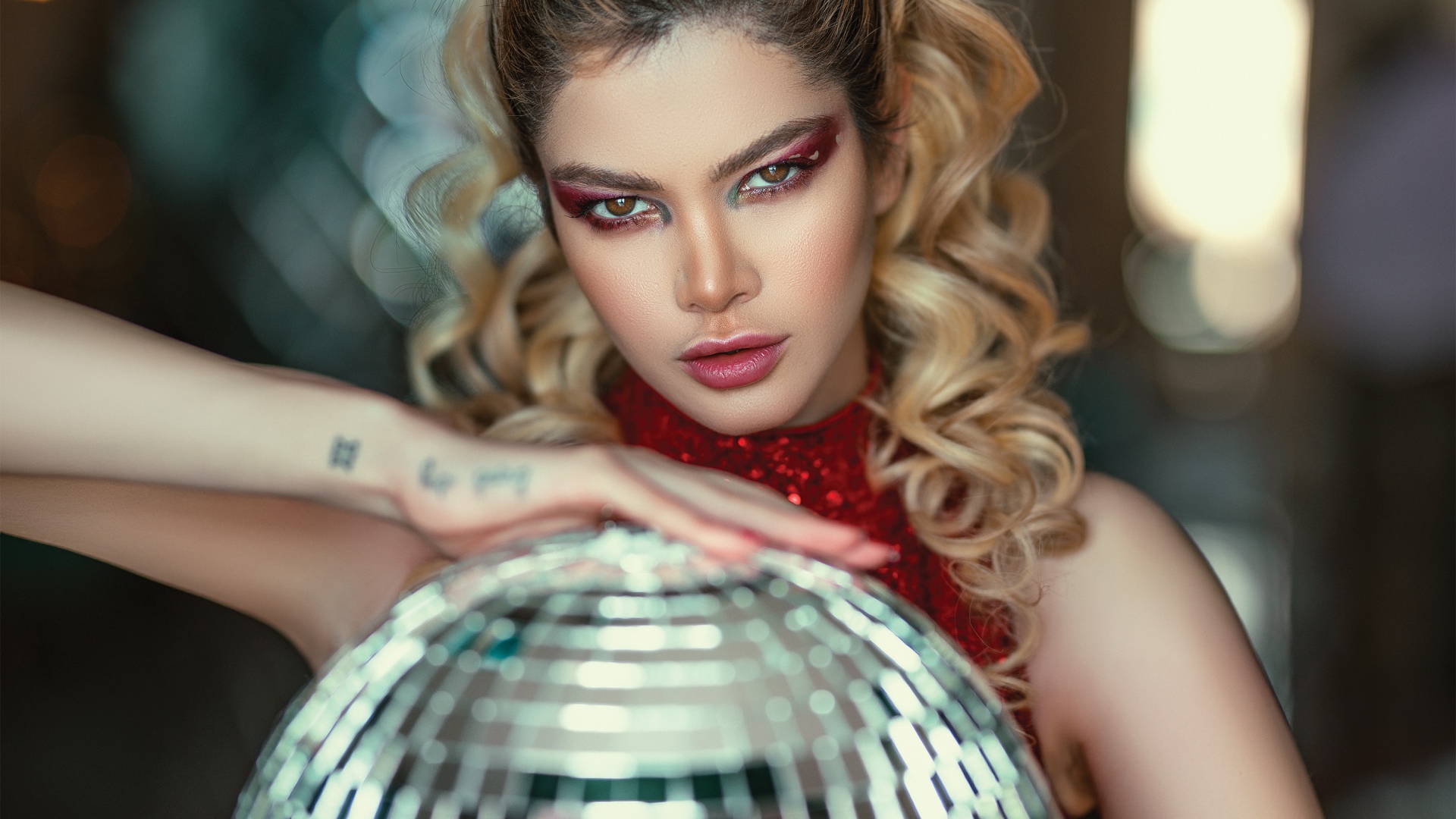 Красивая яркая блондинка с шаром в руках