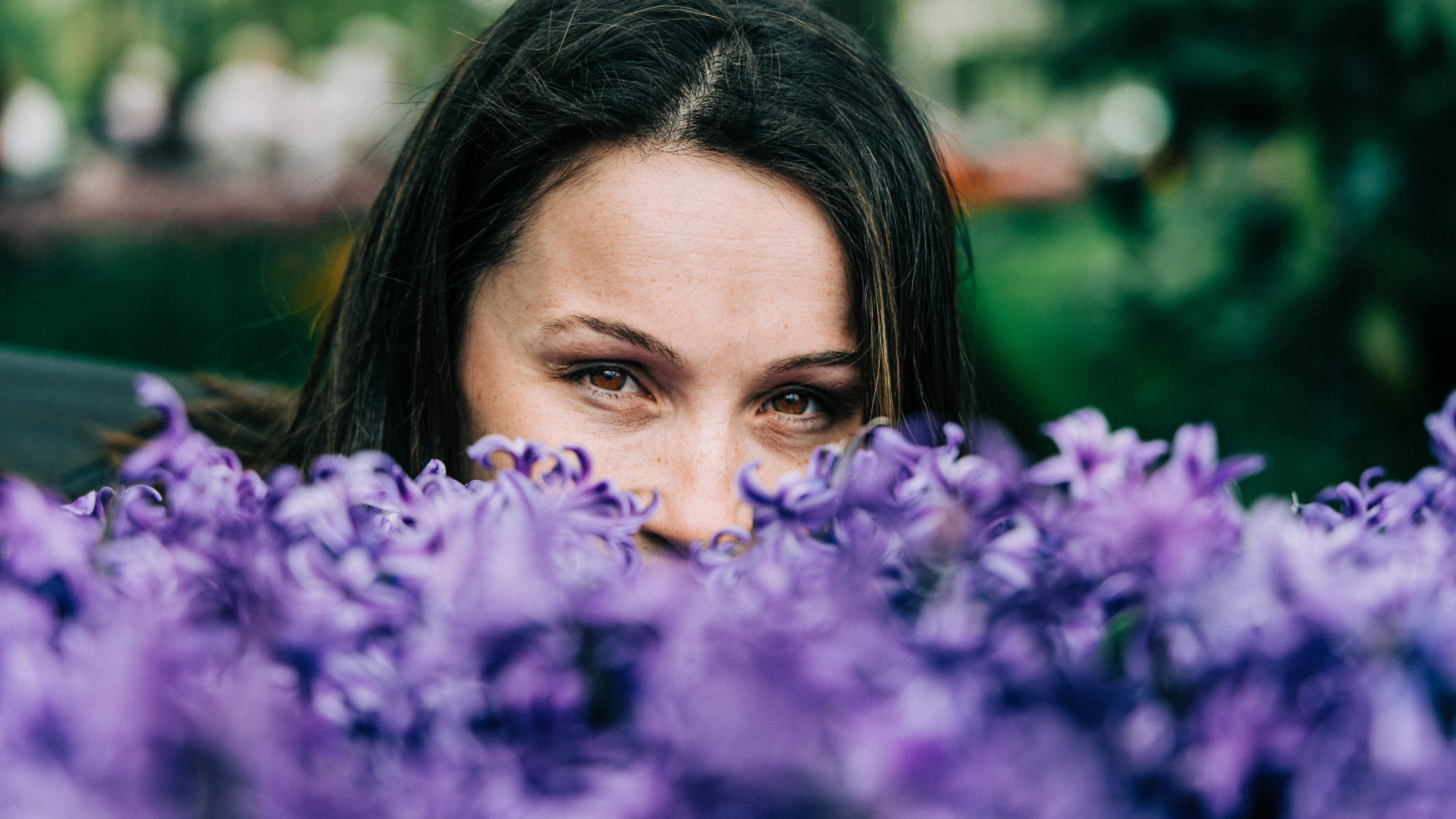 Красивая кареглазая брюнетка с цветами гиацинта