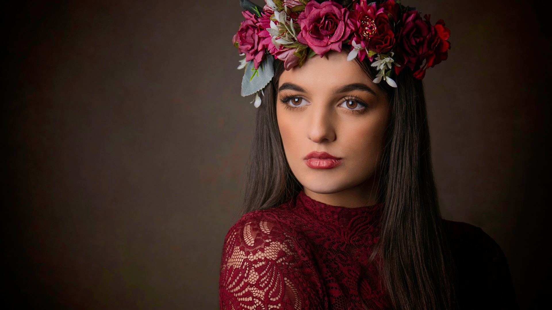 Красивая кареглазая девушка с венком на голове