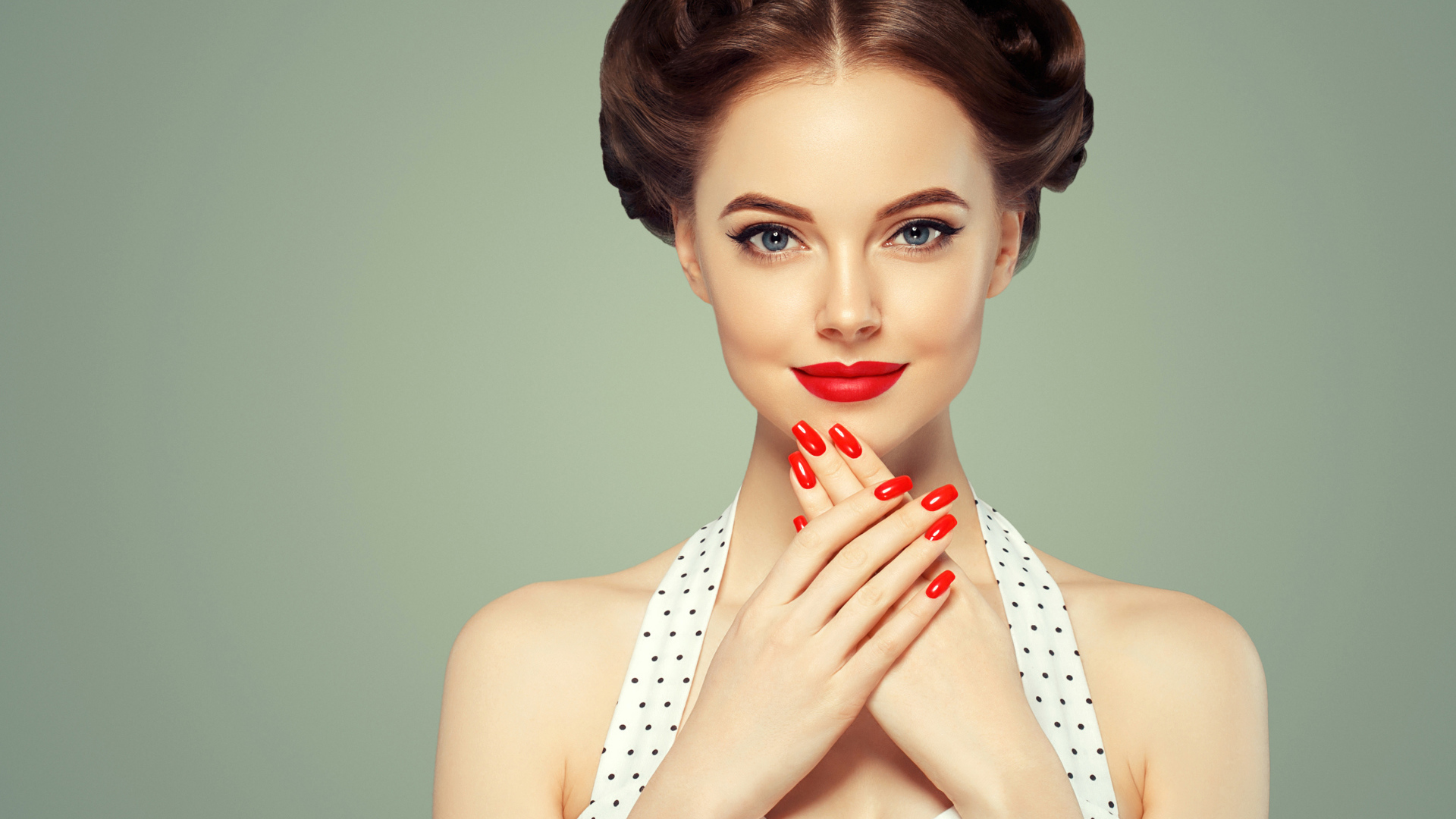 Красивая шатенка с яркими красными ногтями