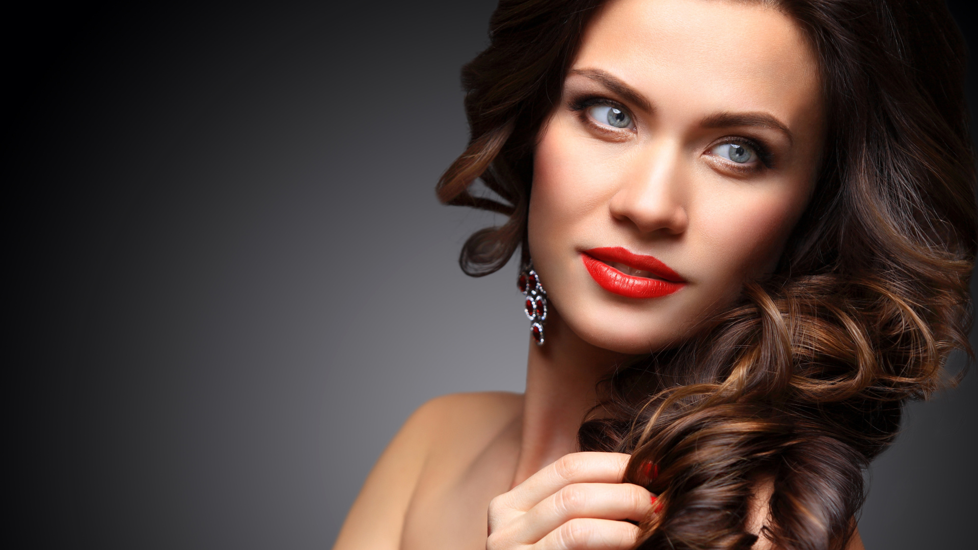 Красивая брюнетка с серыми глазами 