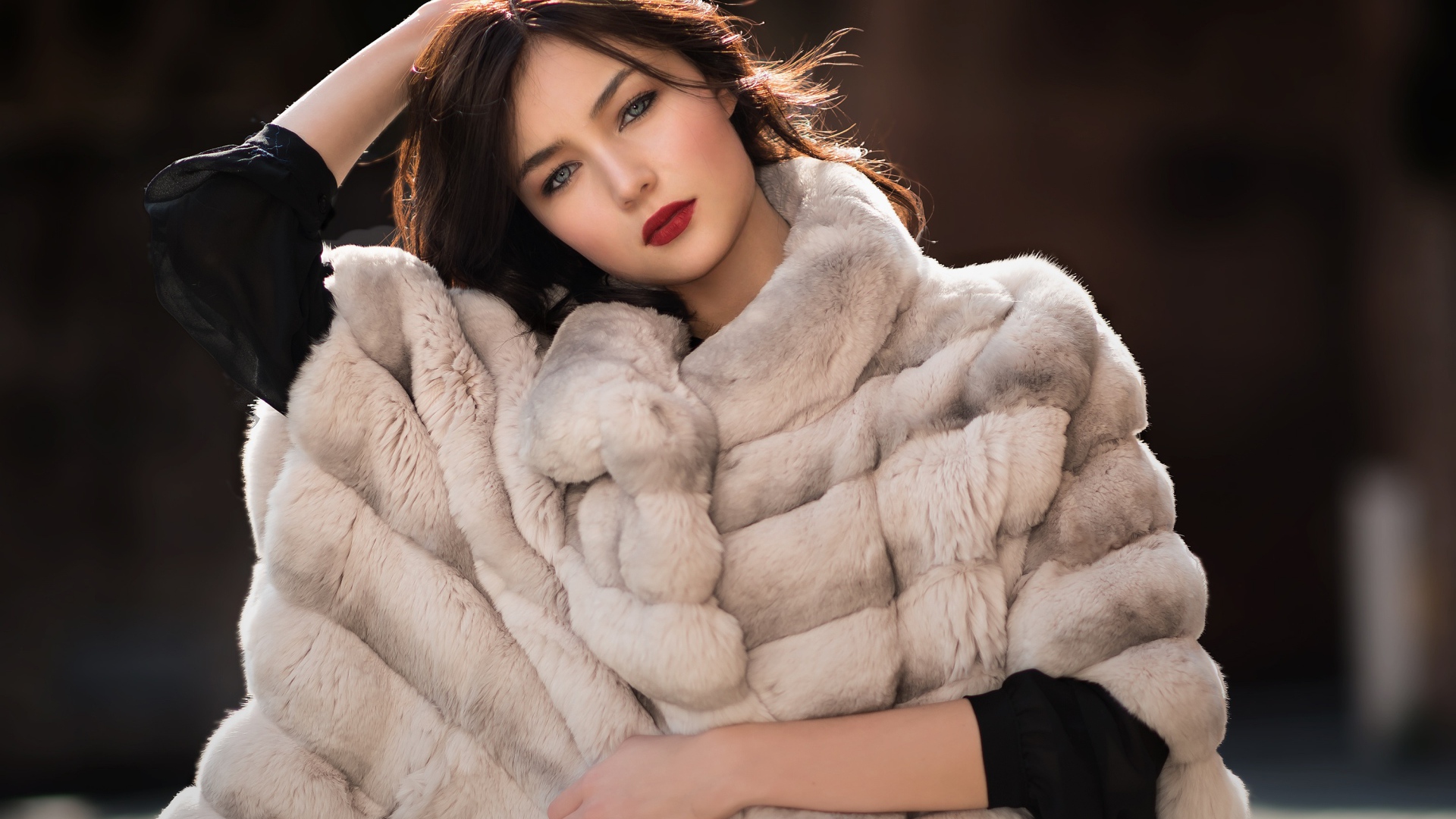 Красивая девушка в шубе 