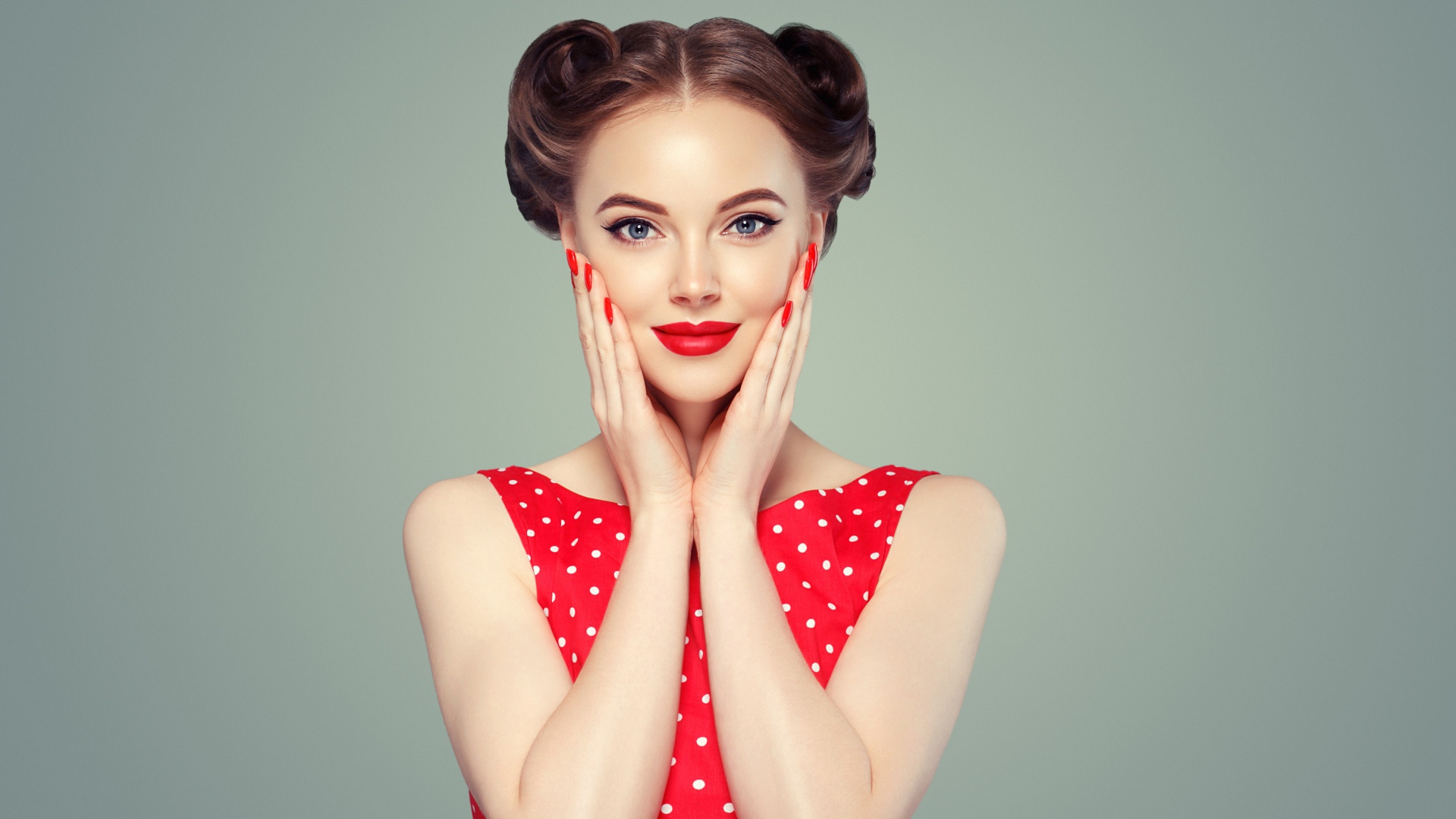 Красивая девушка в красном платье в горошек