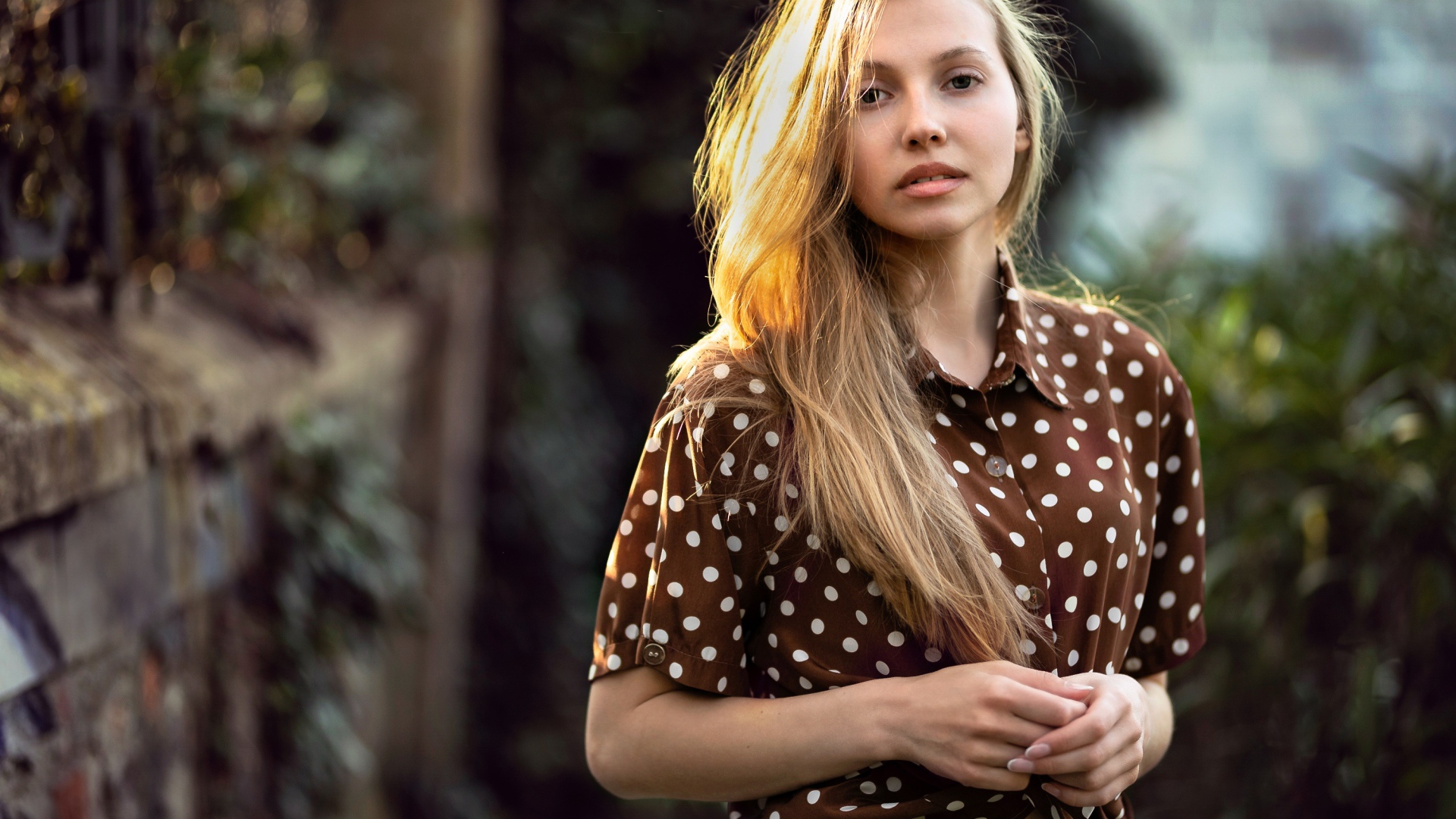 Красивая девушка в рубашке в горох 
