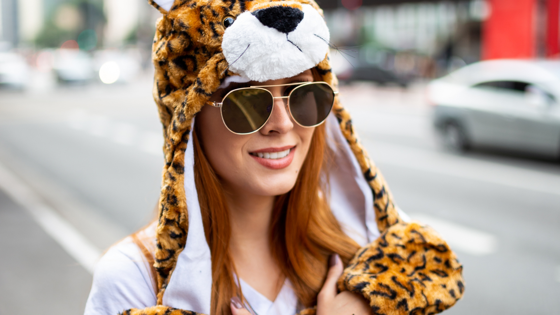 Красивая девушка в очках в смешной шапке