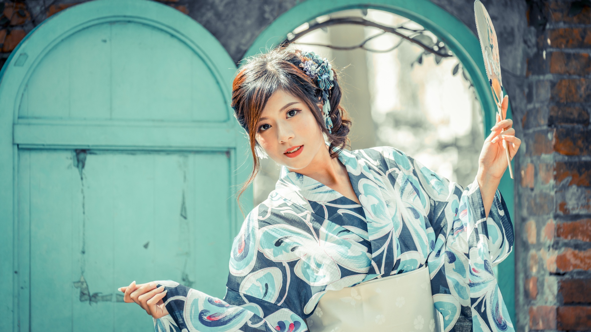 Красивая девушка в кимоно с веером в руке