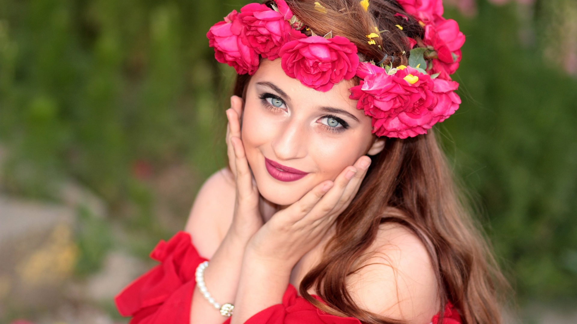 Красивая девушка с венком из роз на голове