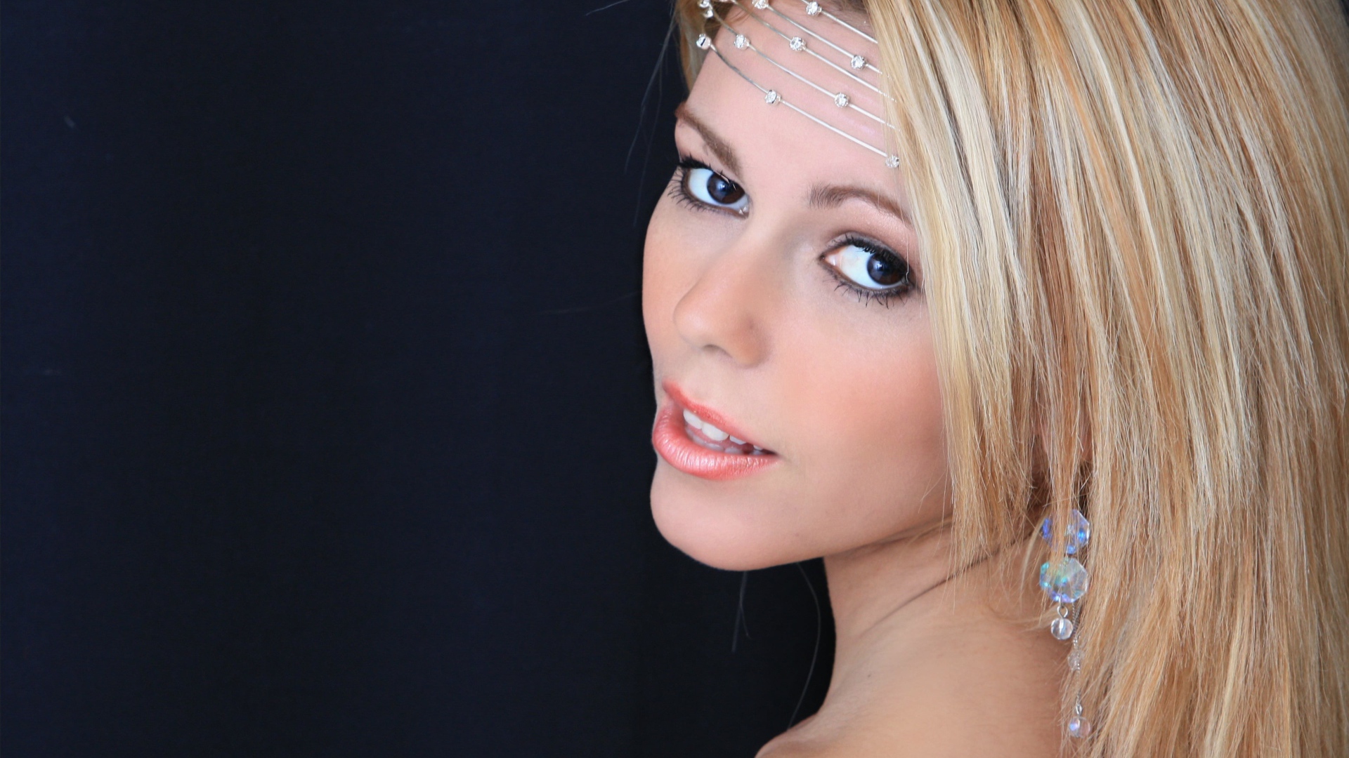 Красивая длинноволосая блондинка с украшениями на лбу