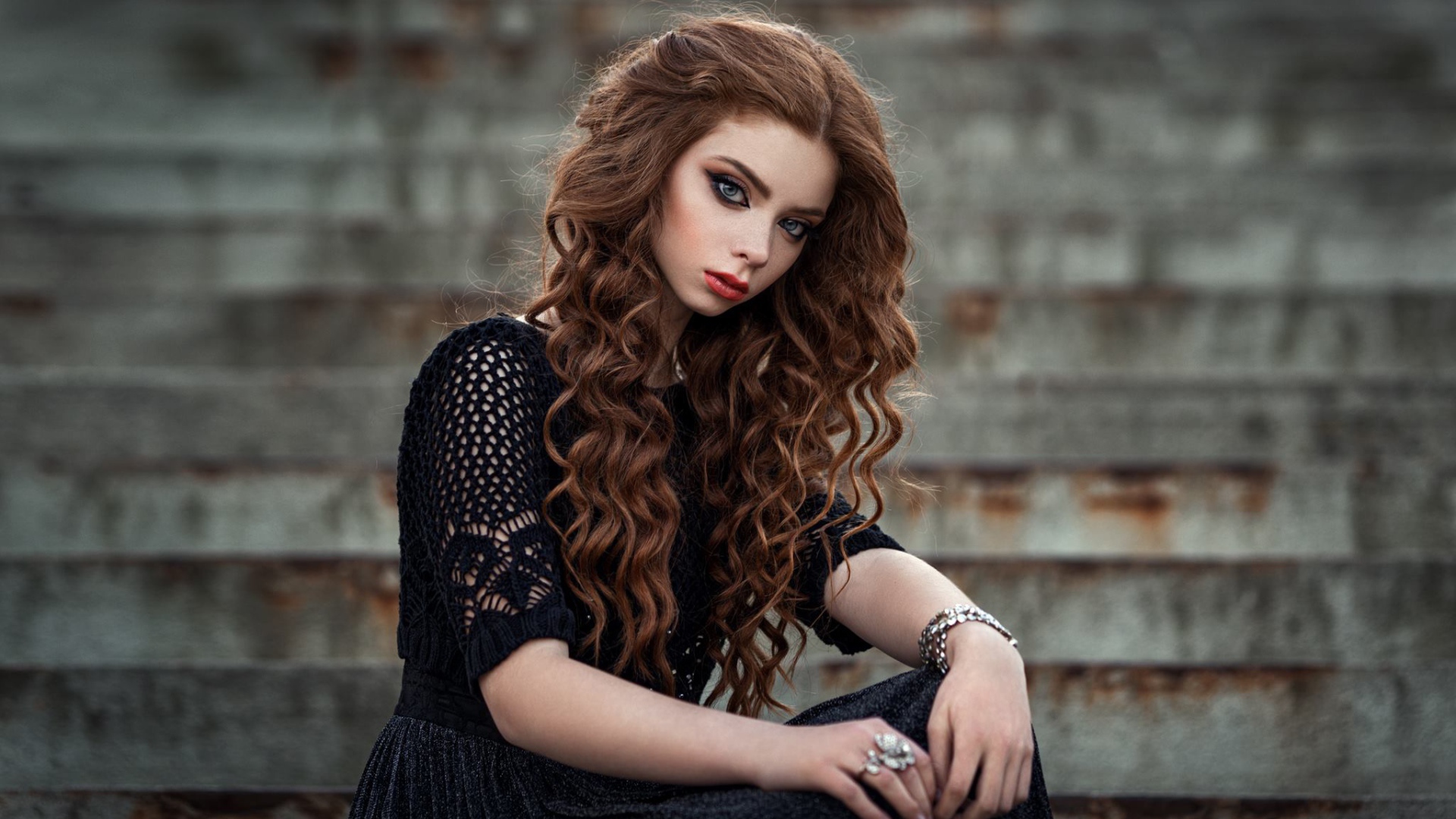 Красивая длинноволосая девушка в черном платье