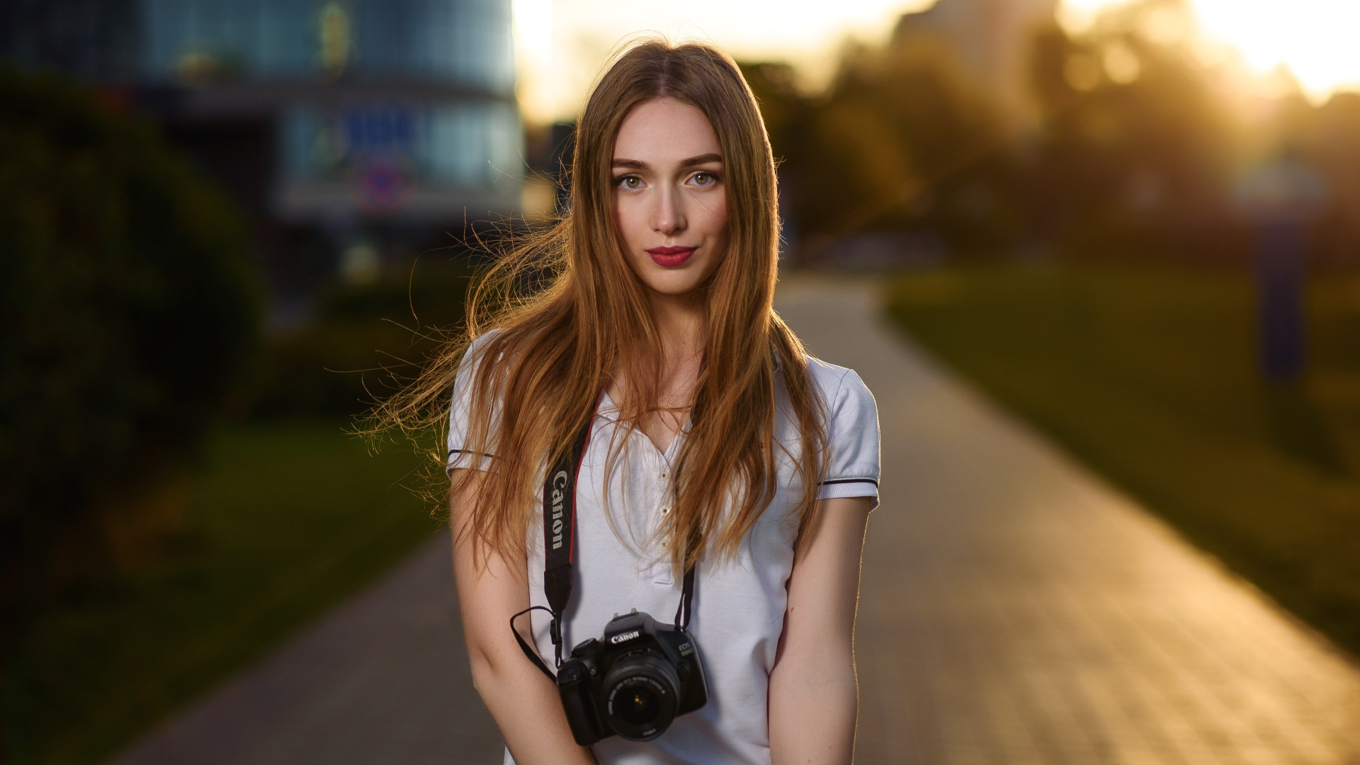 Красивая длинноволосая девушка с фотоаппаратом