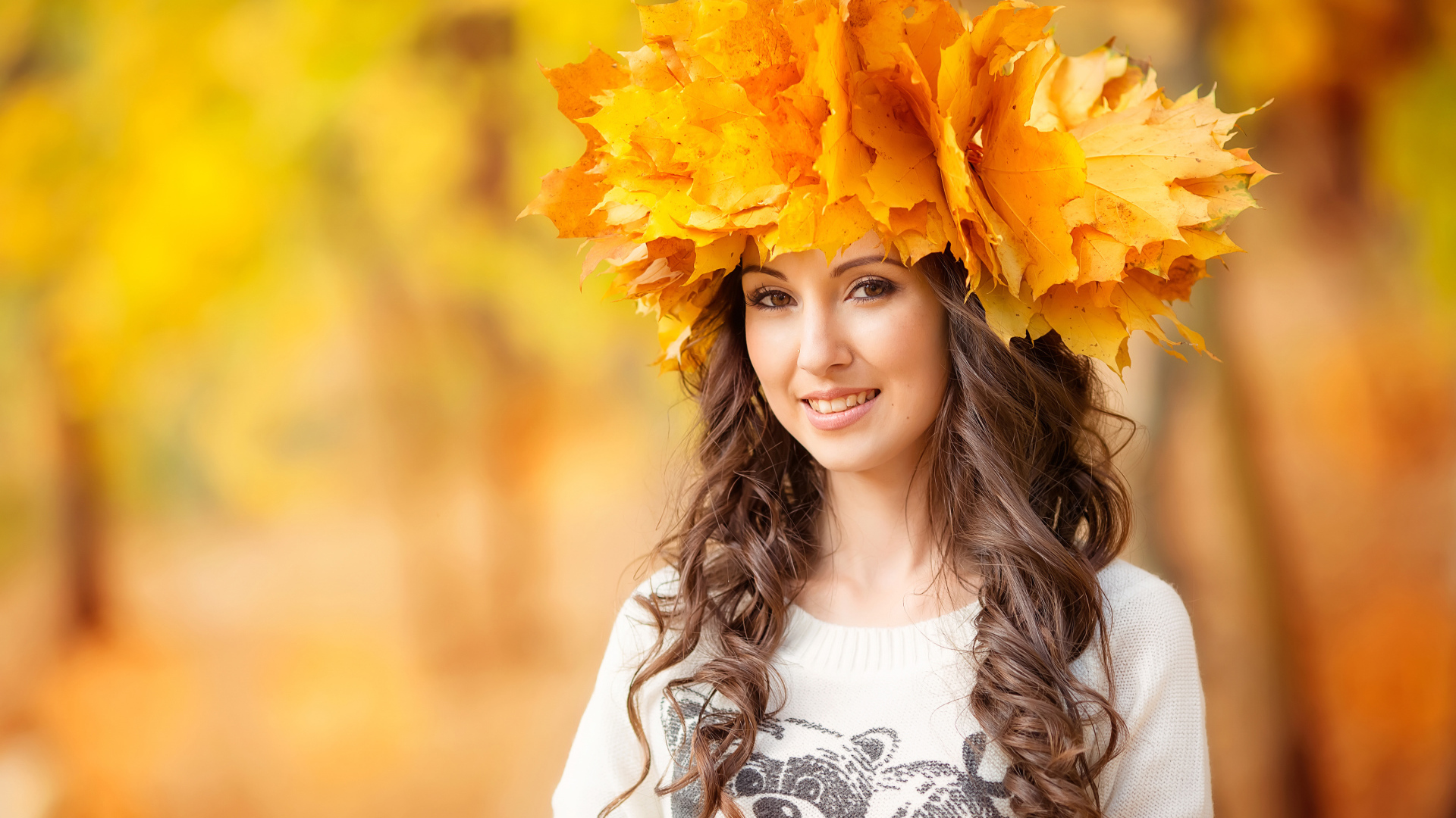 Красивая длинноволосая девушка с венком из желтых листьев на голове