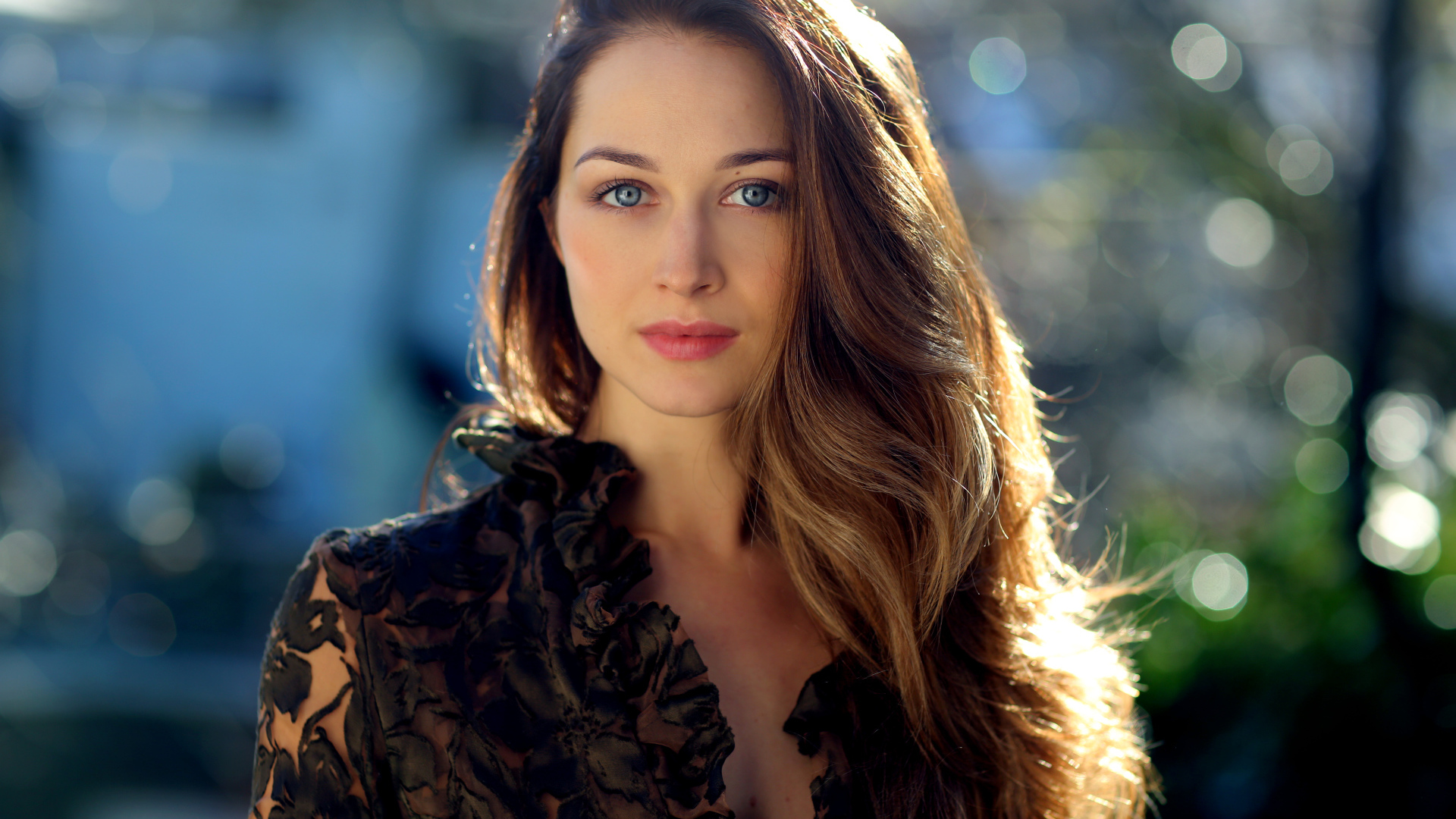 Красивая длинноволосая девушка с голубыми глазами на улице