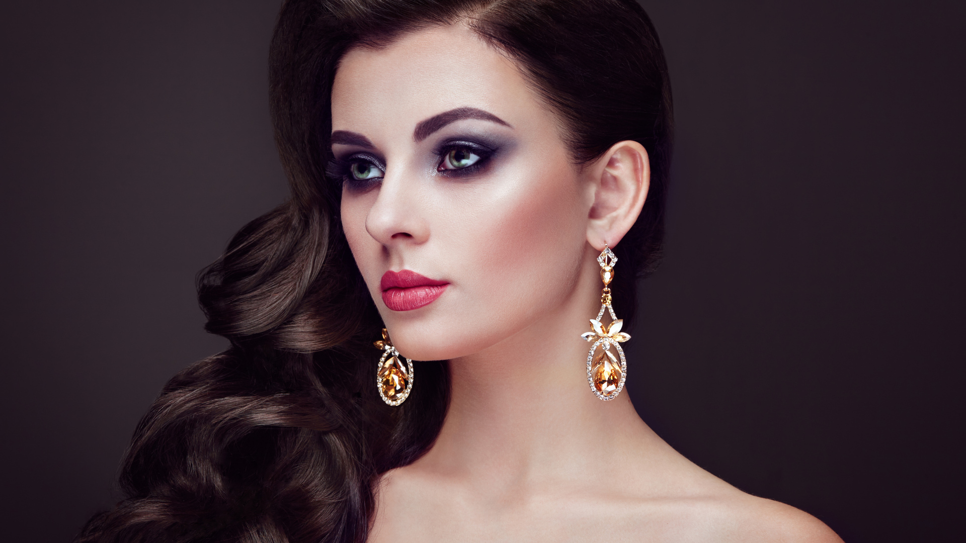 Красивая длинноволосая девушка с сережками