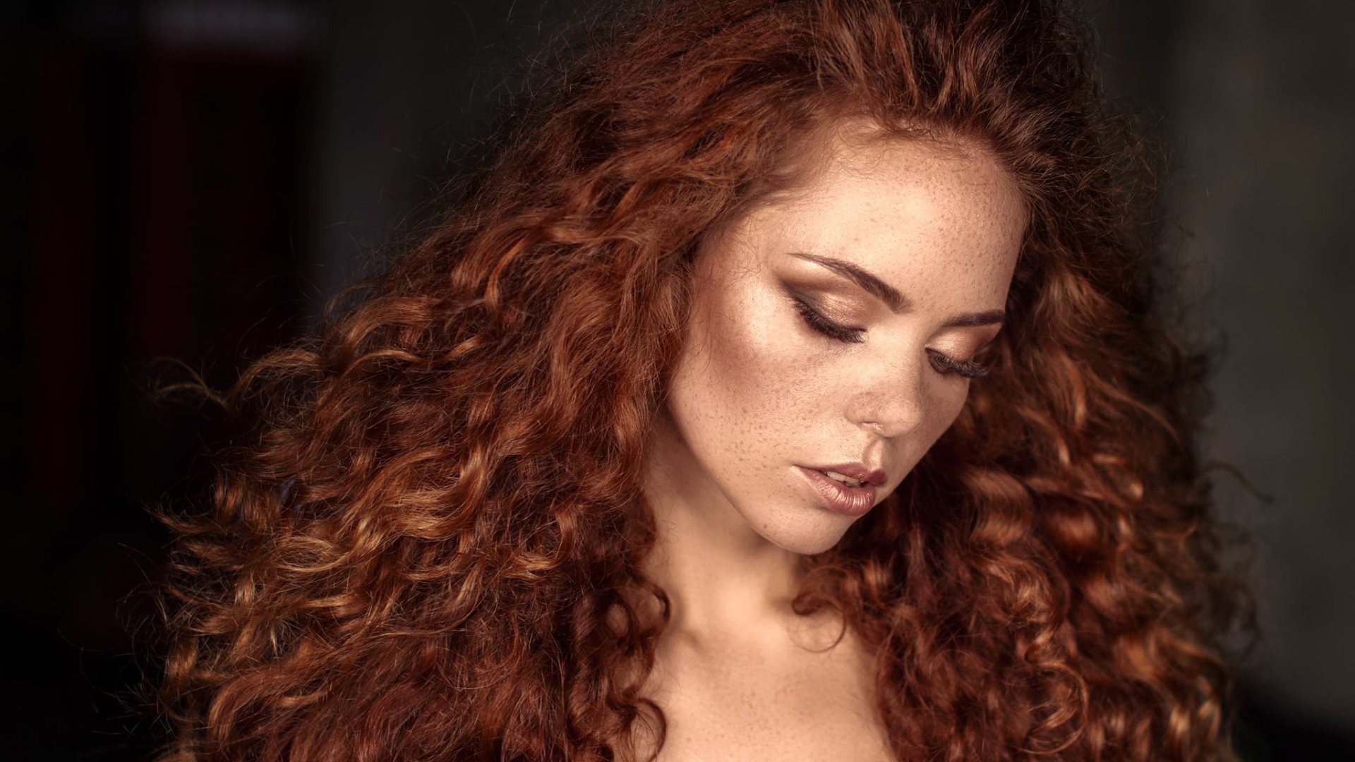 Красивая скромная рыжеволосая девушка с веснушками