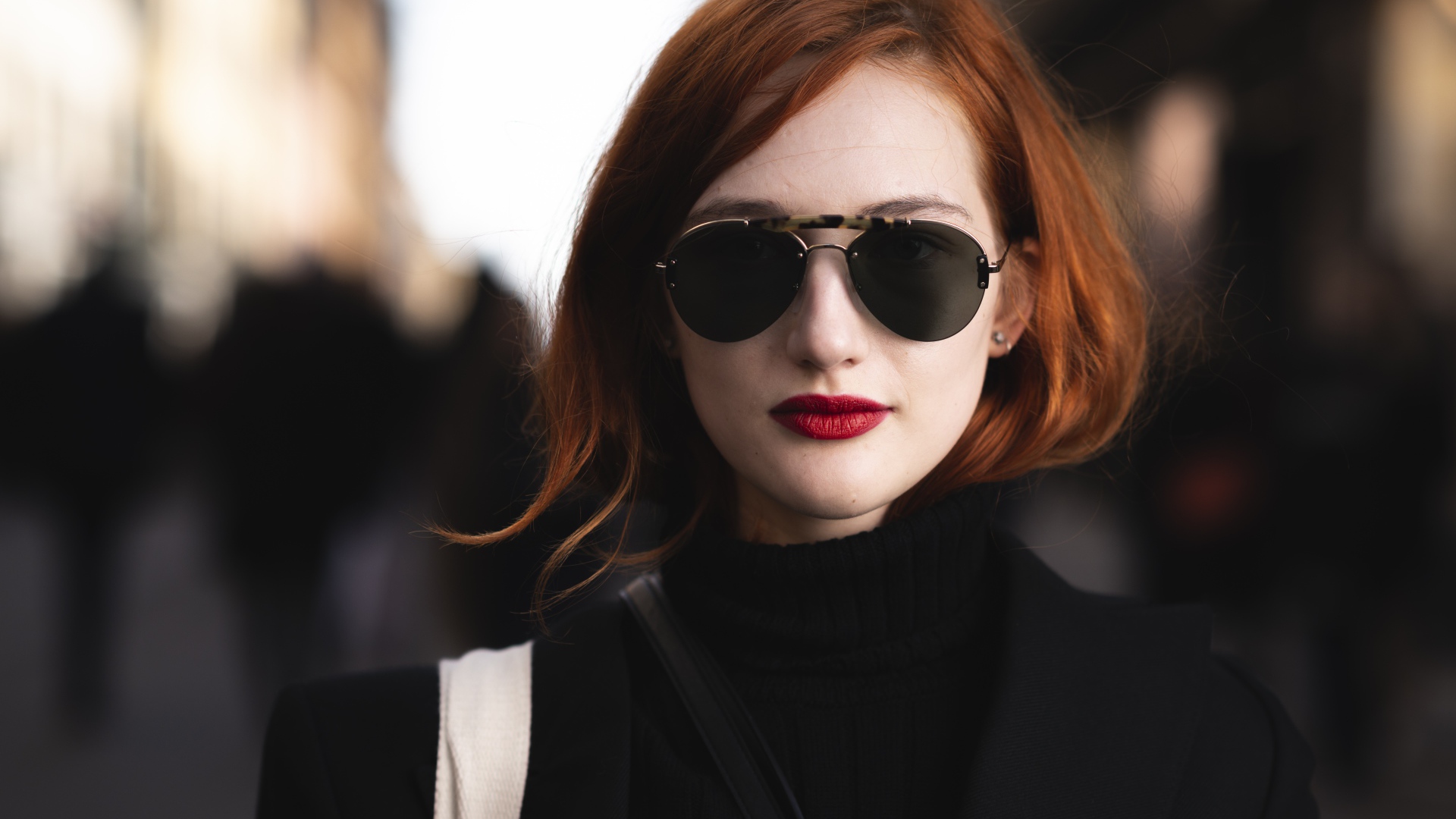 Красивая рыжеволосая девушка в темных очках