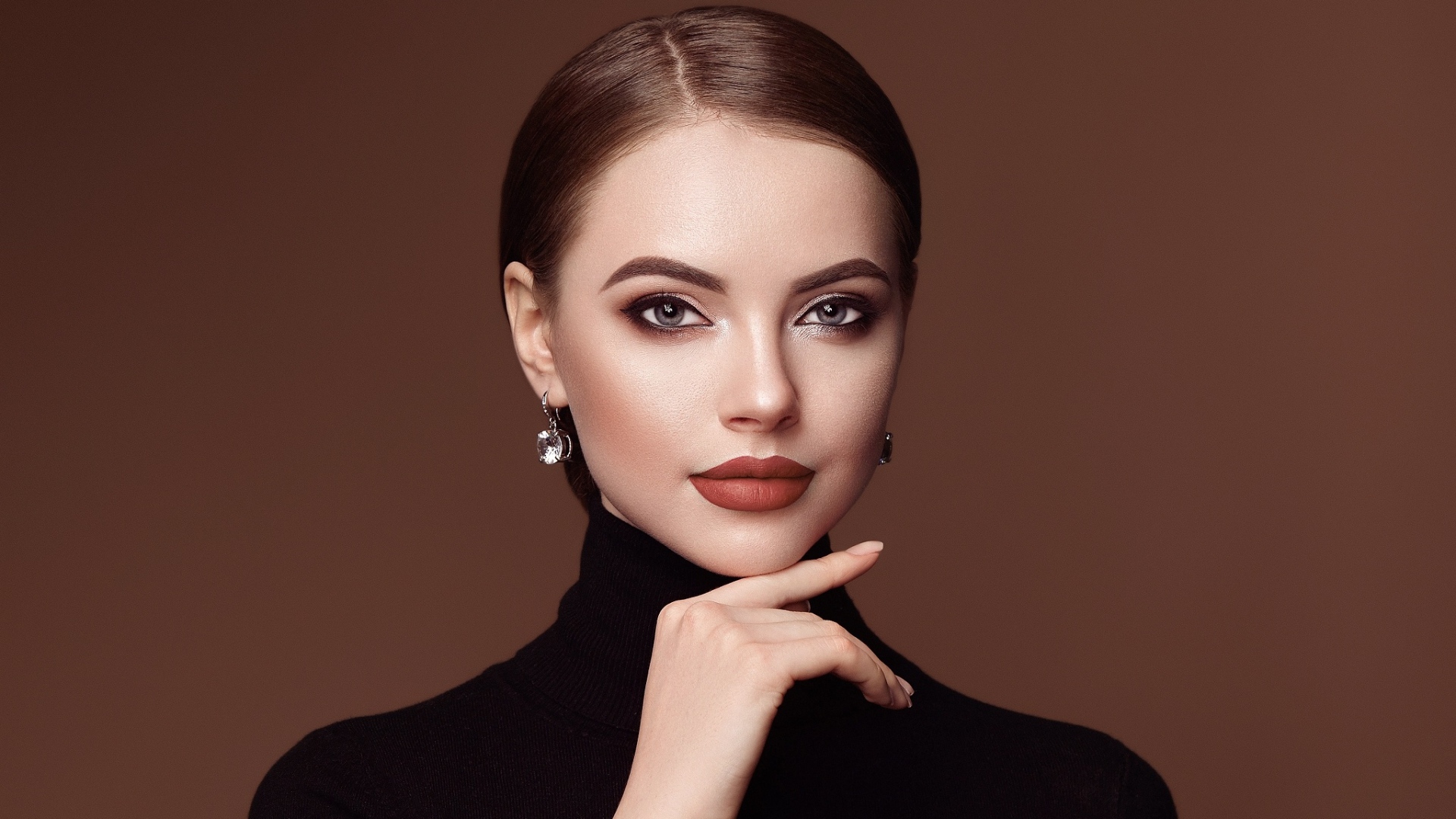 Красивая стильная девушка шатенка на коричневом фоне