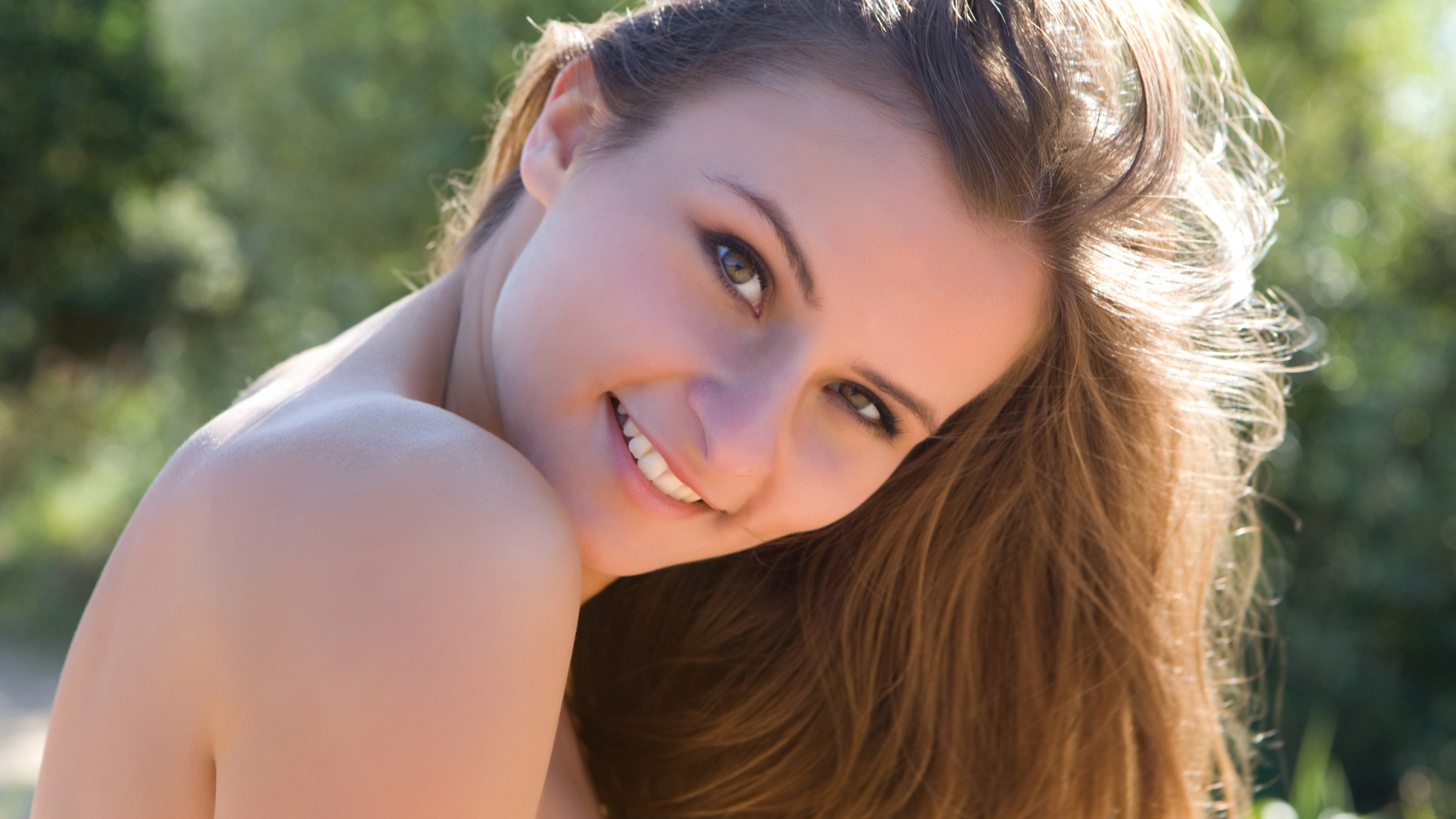 Красивая нежная девушка с очаровательной улыбкой 