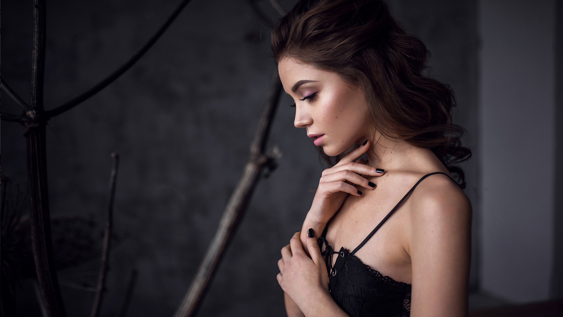 Красивая нежная молодая девушка боком