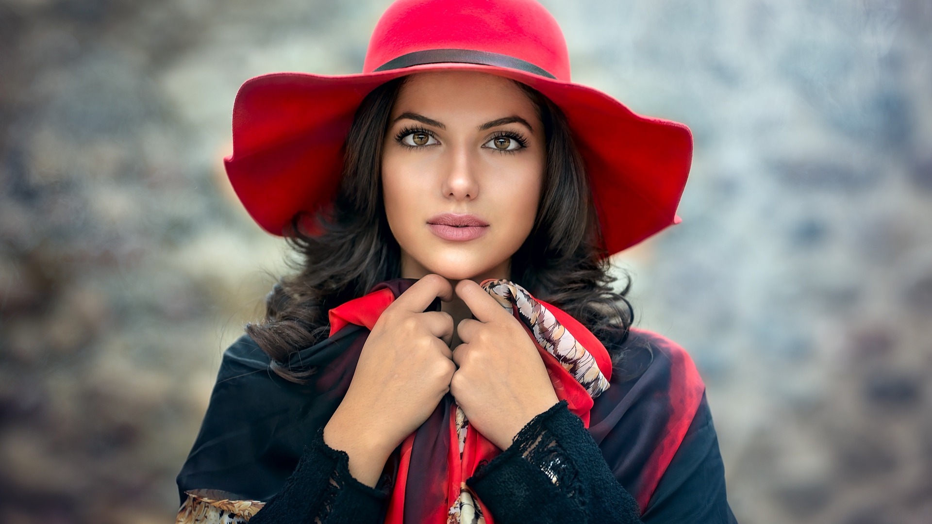Брюнетка с большими глазами в красной шляпе 