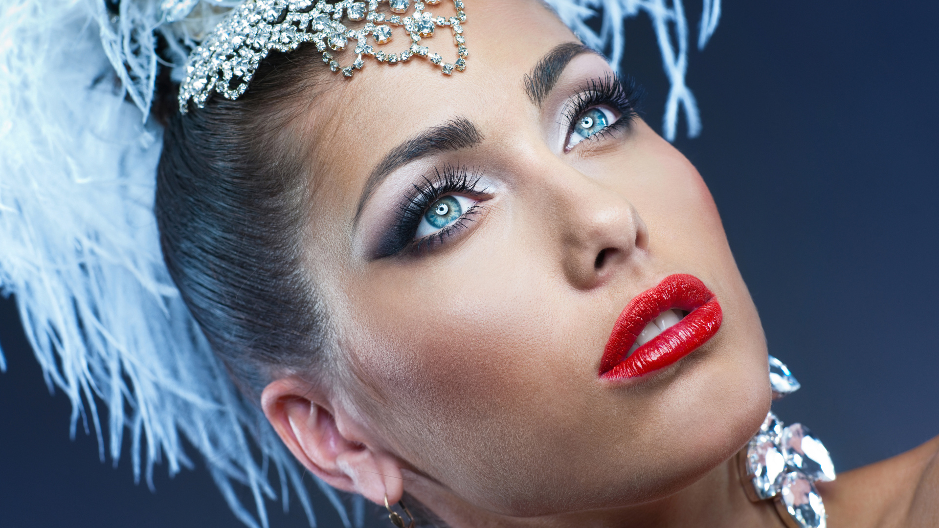 Яркая девушка в карнавальном костюме 