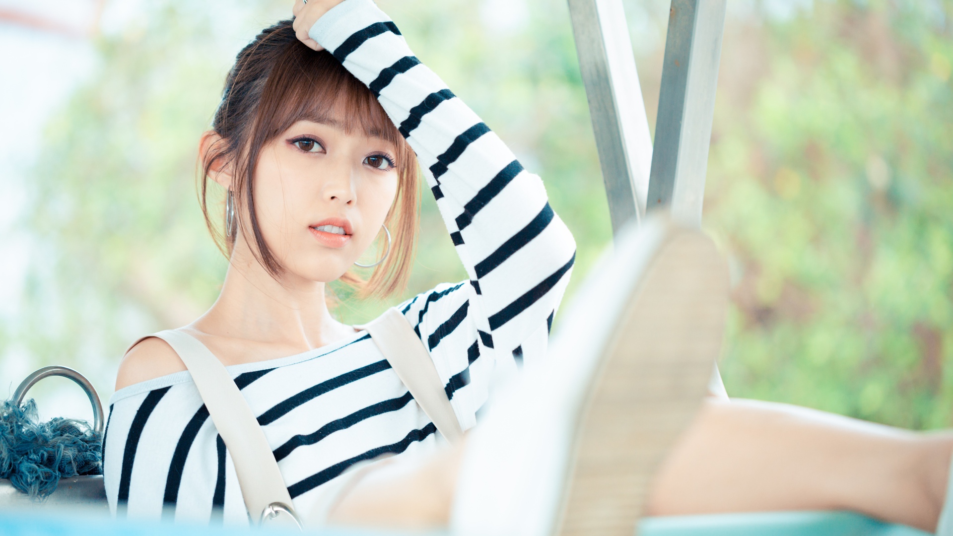 Кареглазая девушка азиатка в полосатом свитере