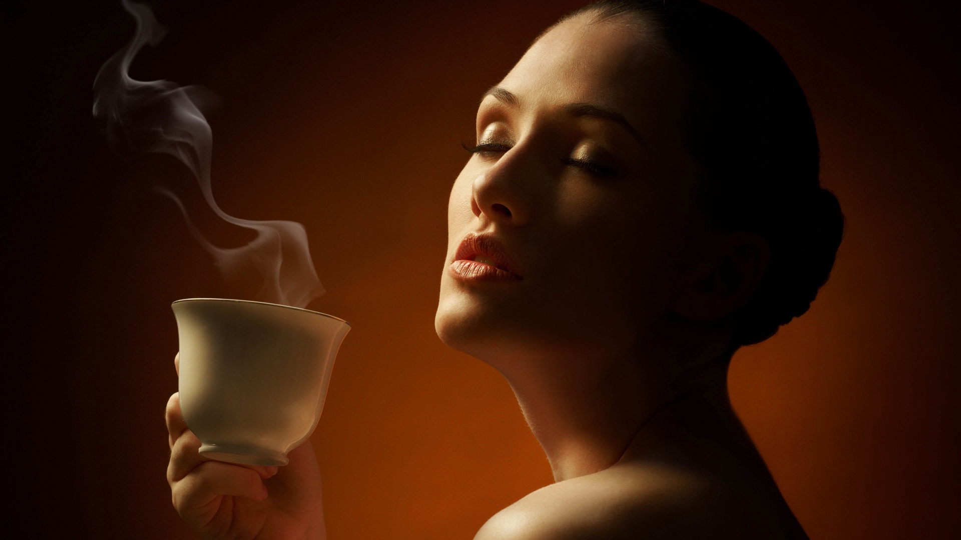 Очаровательная нежная девушка наслаждается кофе