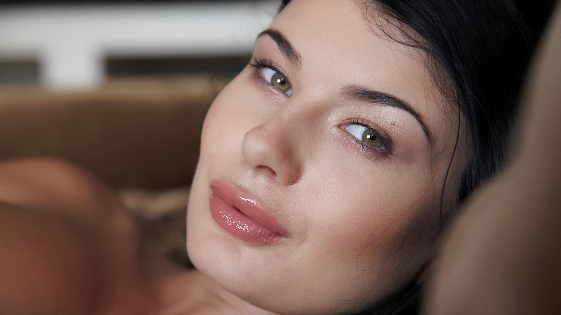 Нежная брюнетка лицо крупным планом