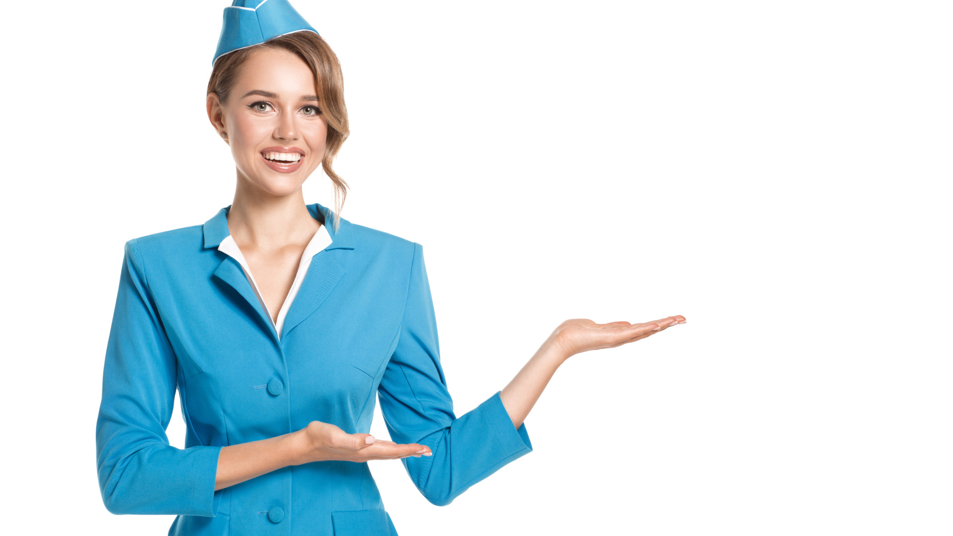 Девушка в синем костюме стюардессы на белом фоне