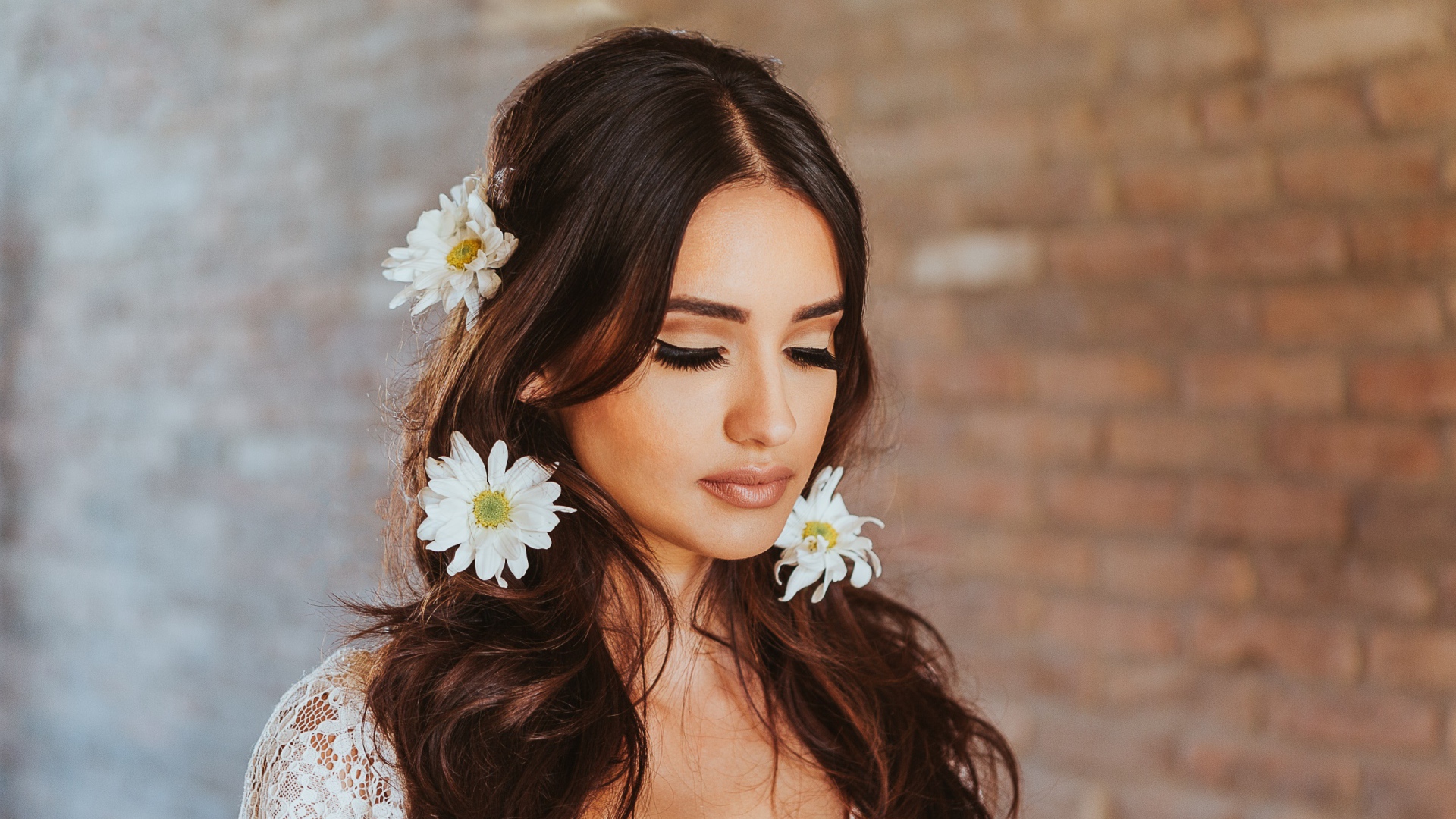 Девушка с закрытыми глазами с ромашками в волосах 