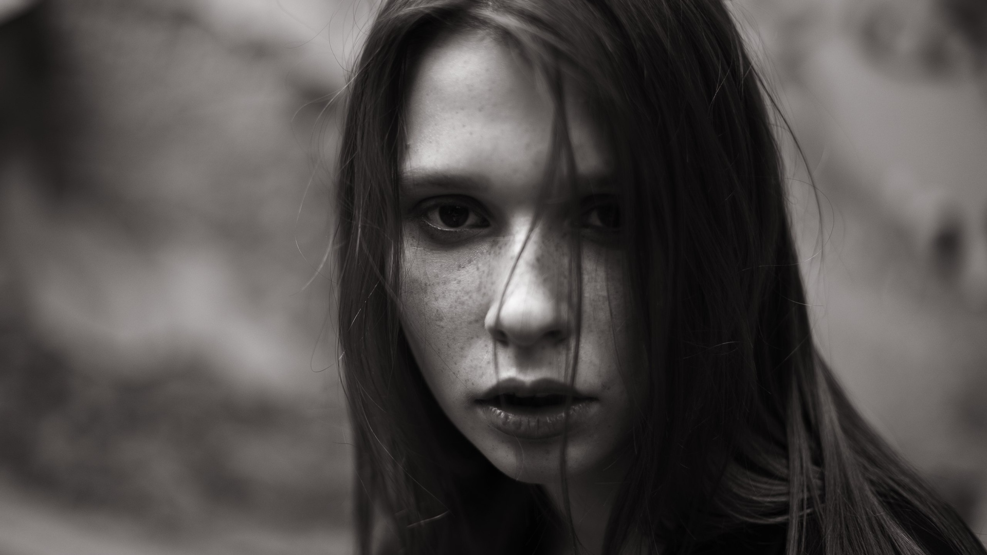 Девушка с веснушками на лице черно- белое фото 