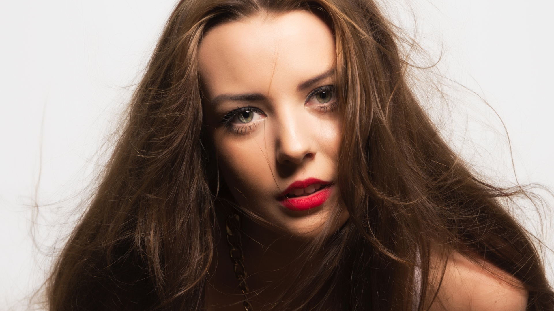 Длинноволосая шатенка с накрашенными губами