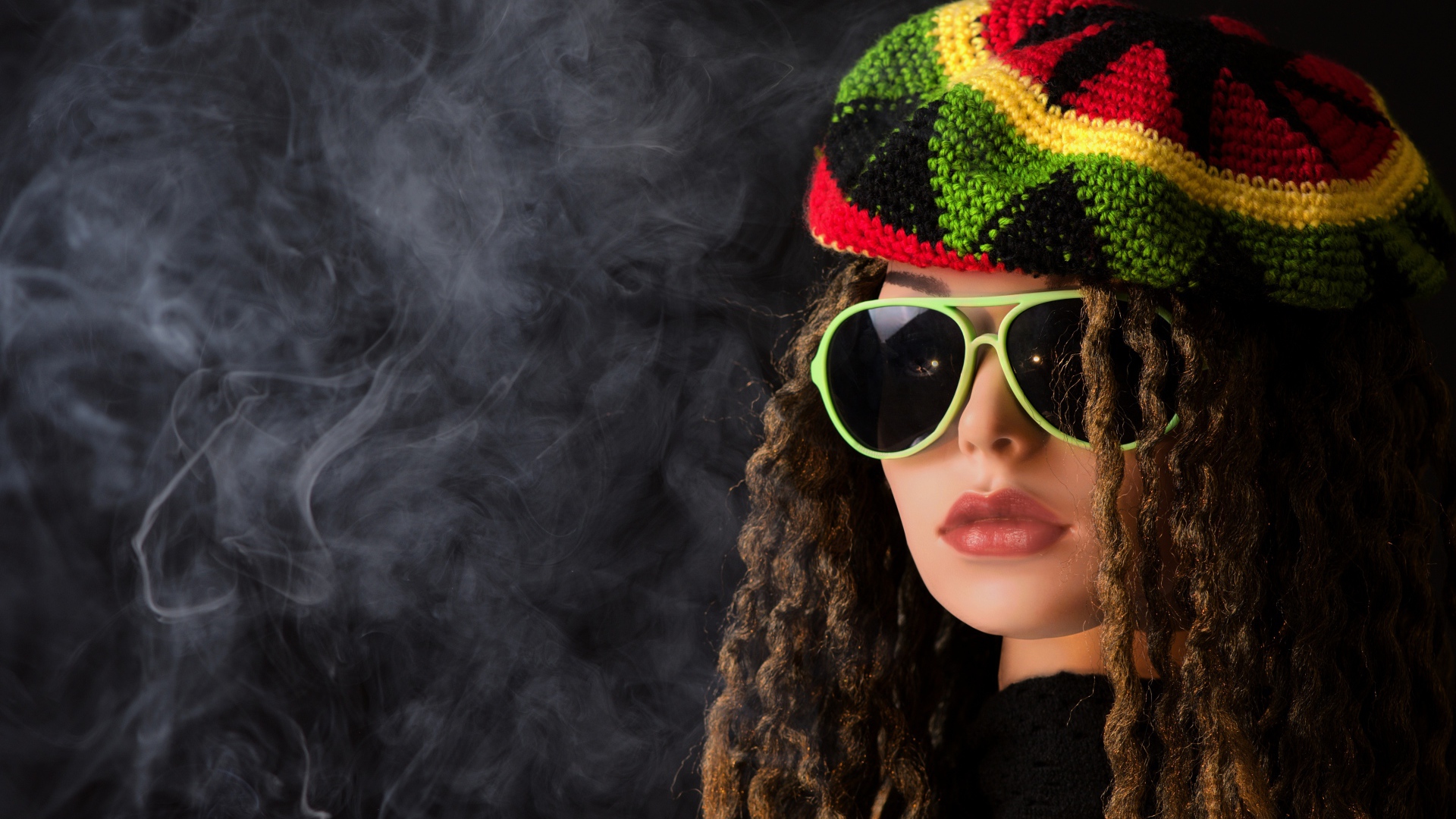 Девушка растаманка в черных очках в дыму