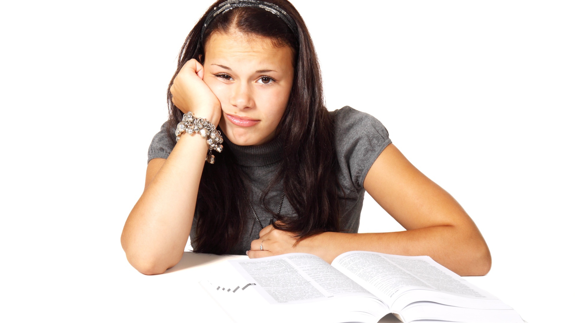 Грустная девушка читает книгу на белом фоне