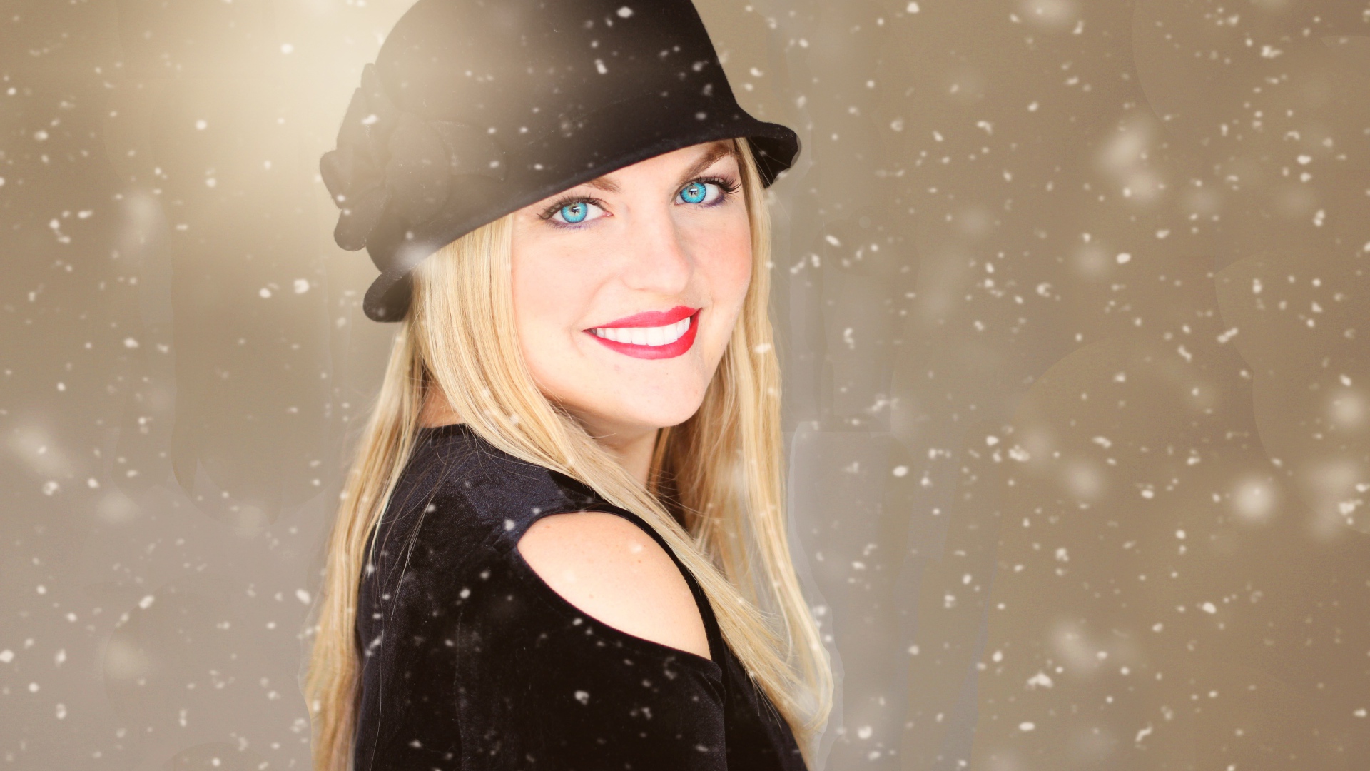 Улыбающаяся голубоглазая девушка в черной шляпе
