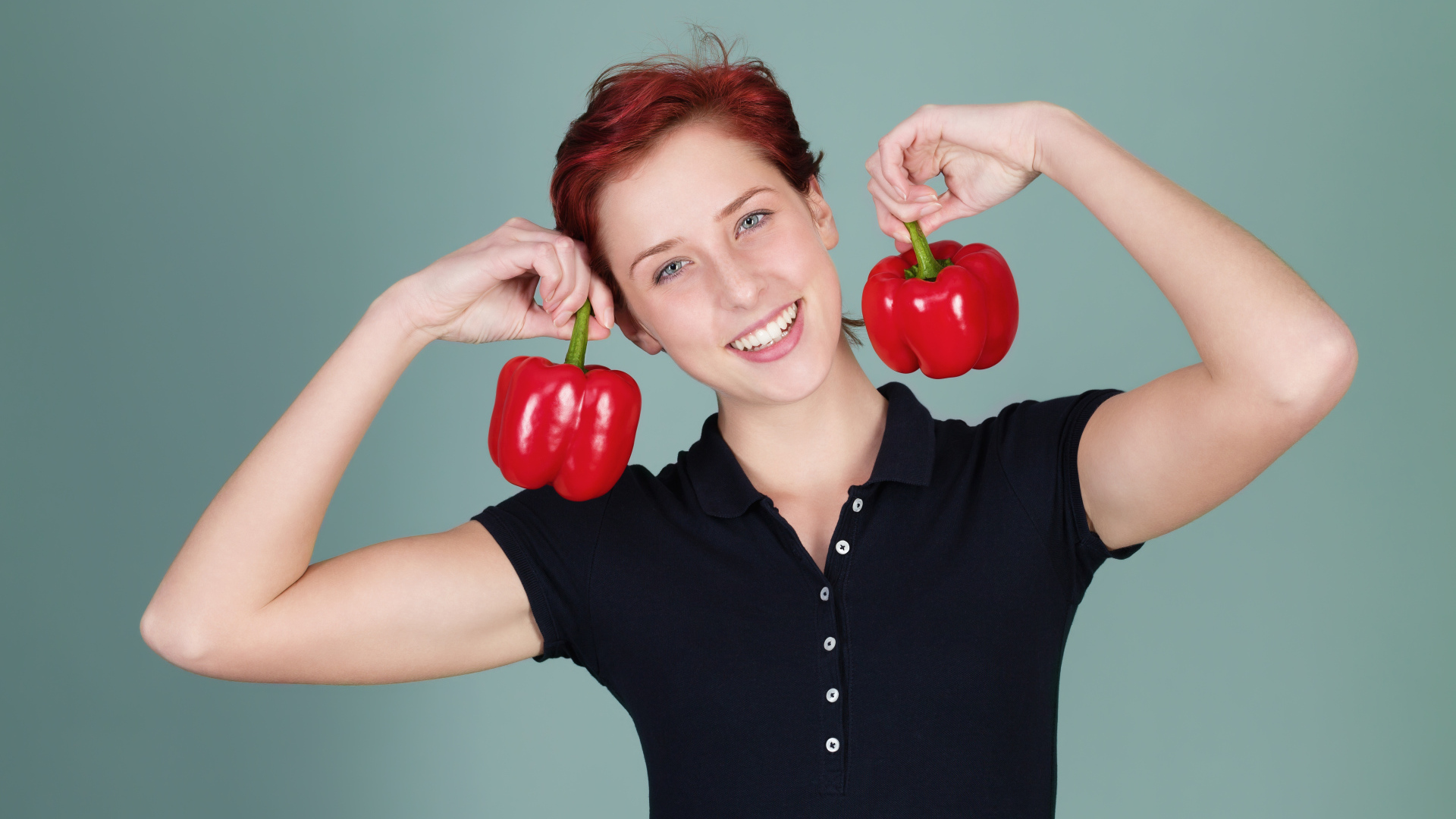 Улыбающаяся девушка с болгарским перцем в руках