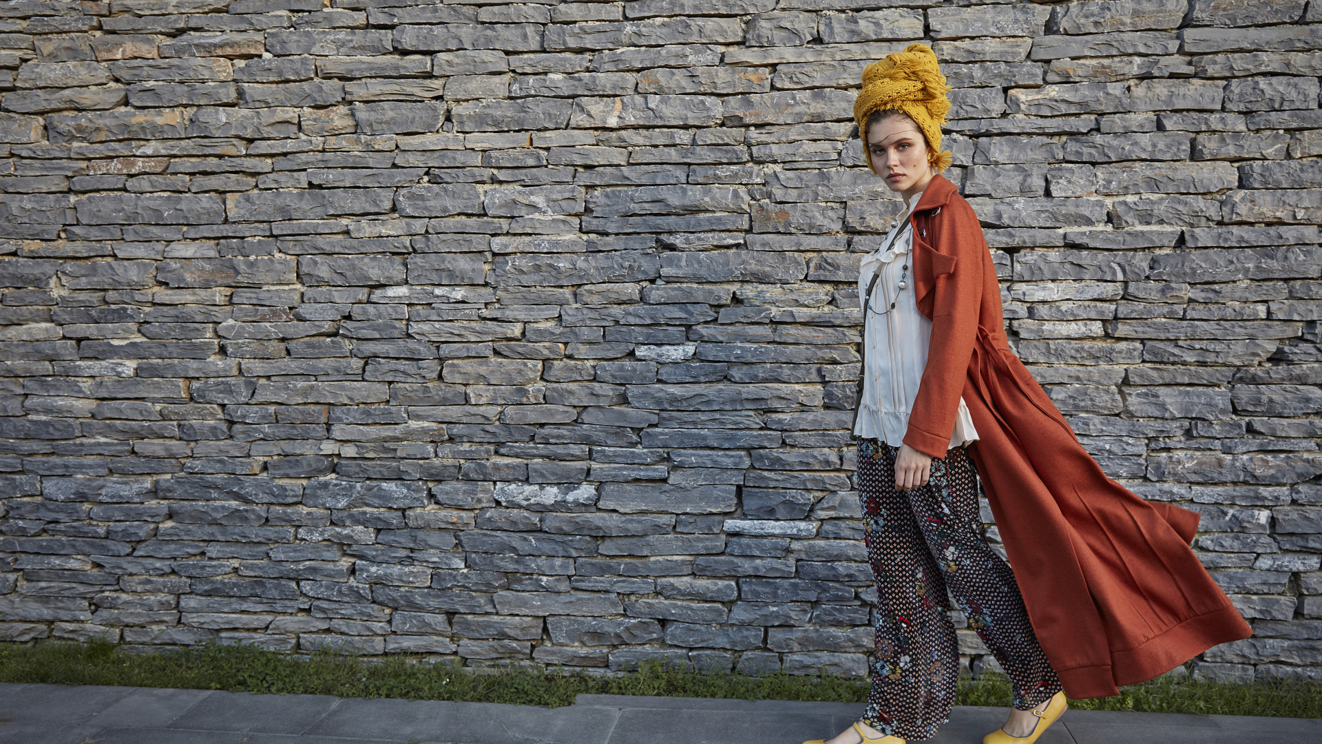 Стильная девушка на фоне стены 