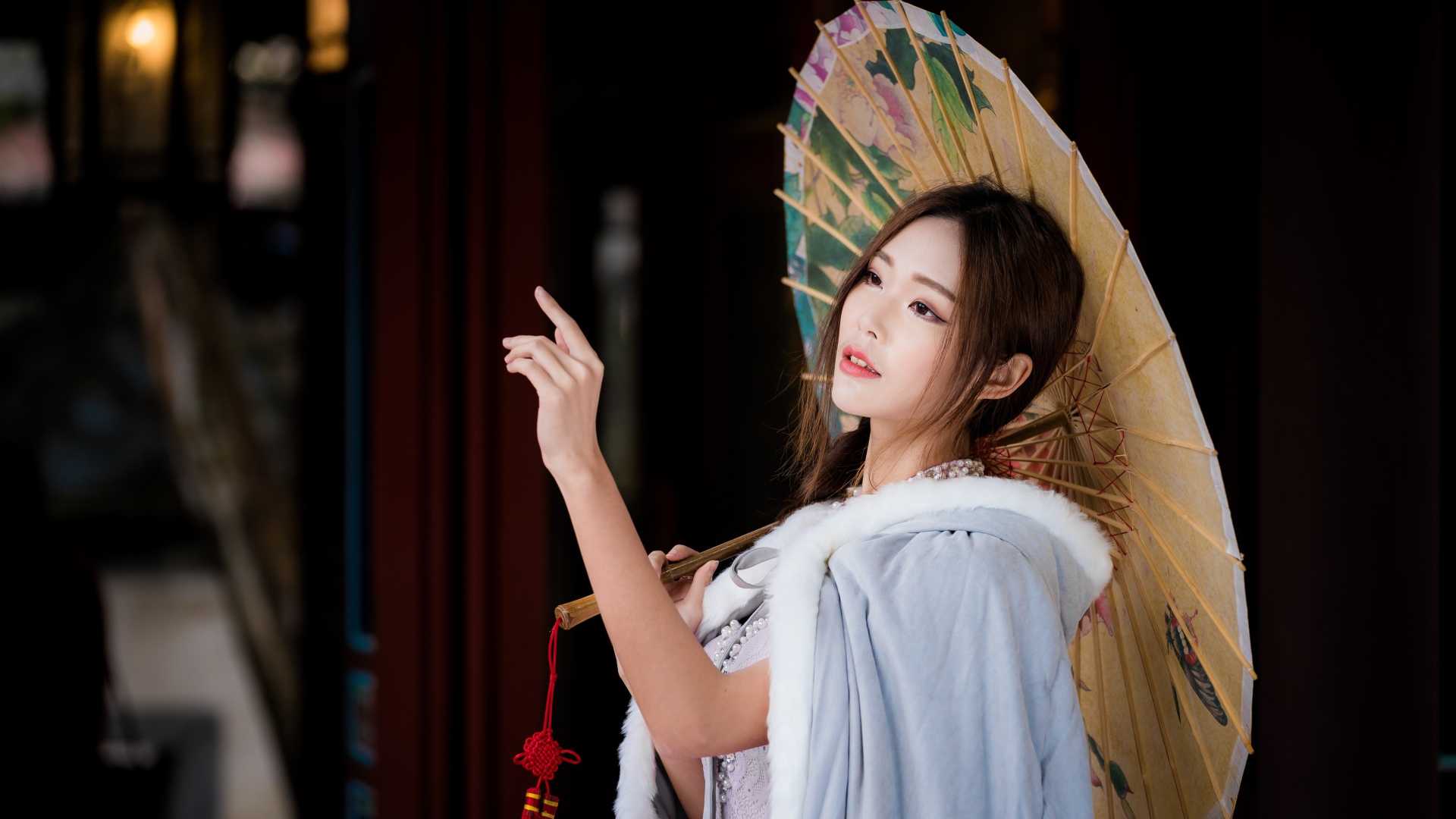 Нежная азиатка с зонтиком в руках