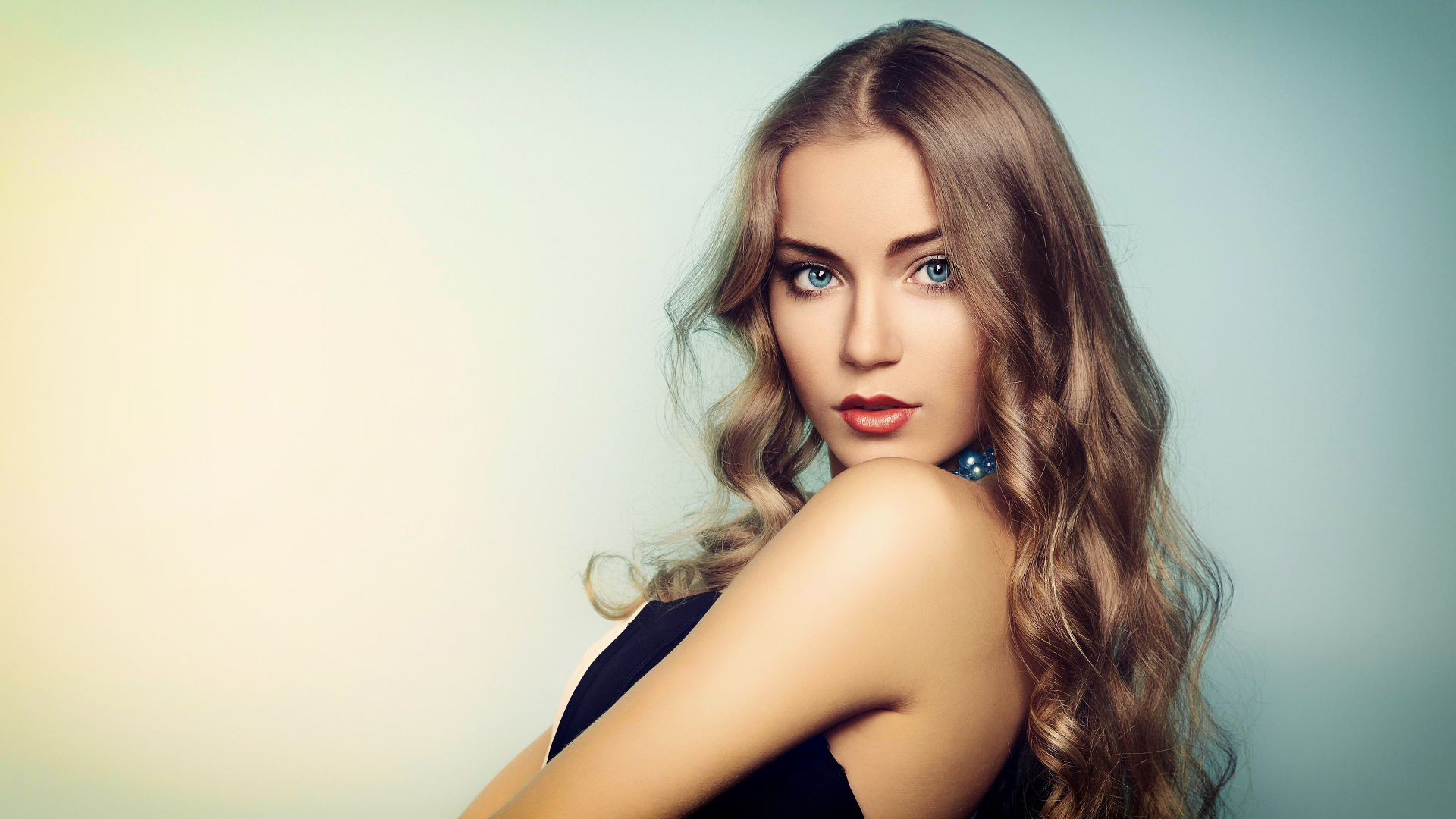 Нежная голубоглазая девушка с длинными волосами